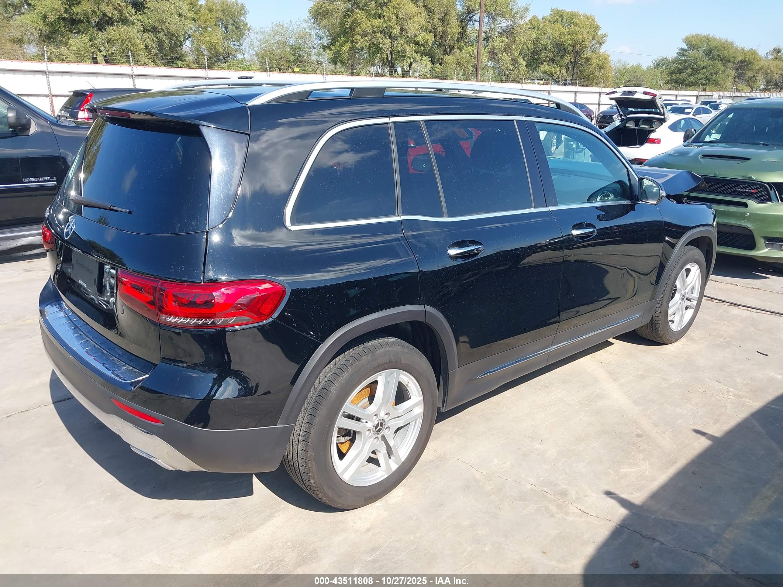 MERCEDES-BENZ GLB image 4