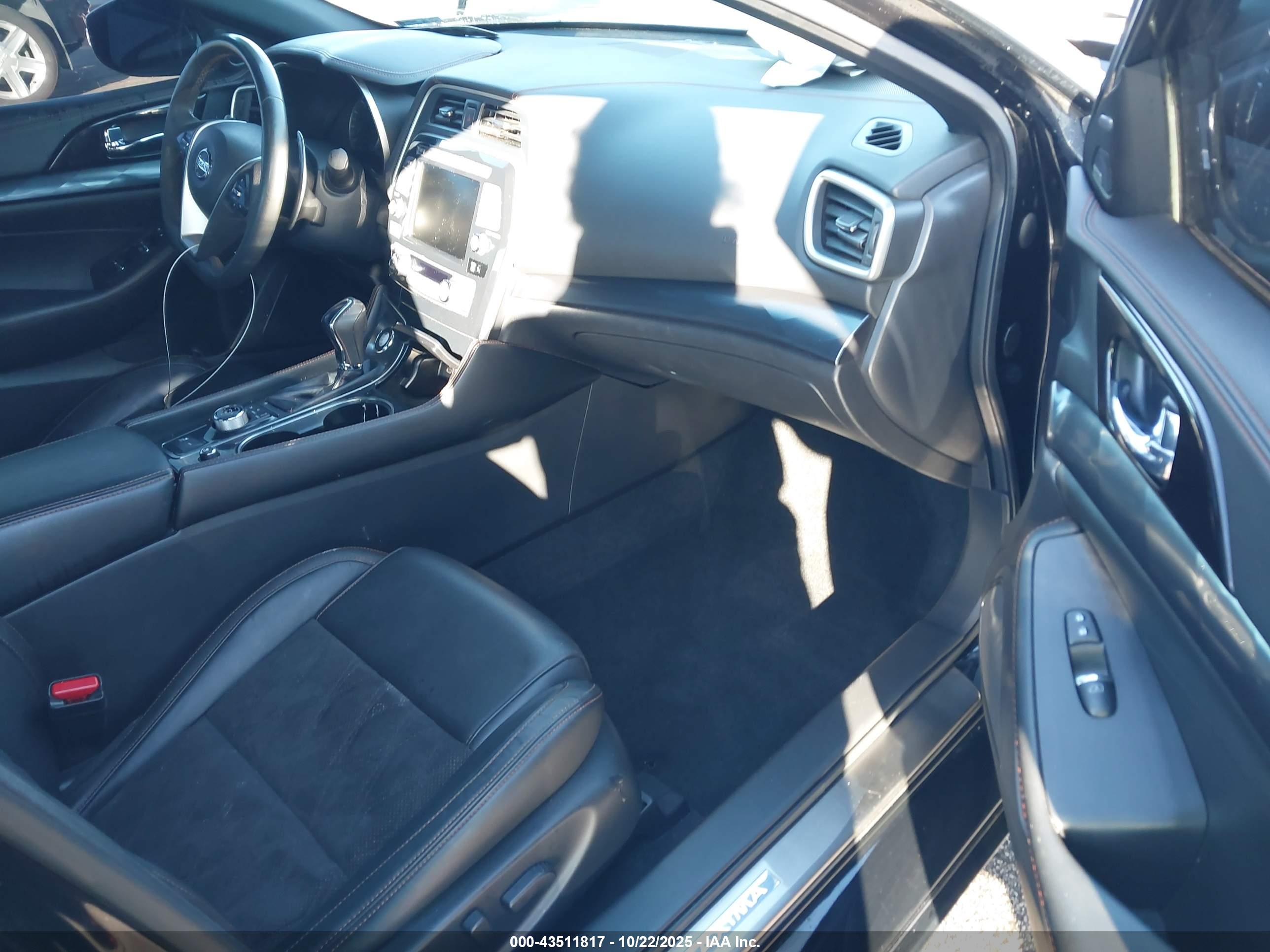 NISSAN MAXIMA image 5