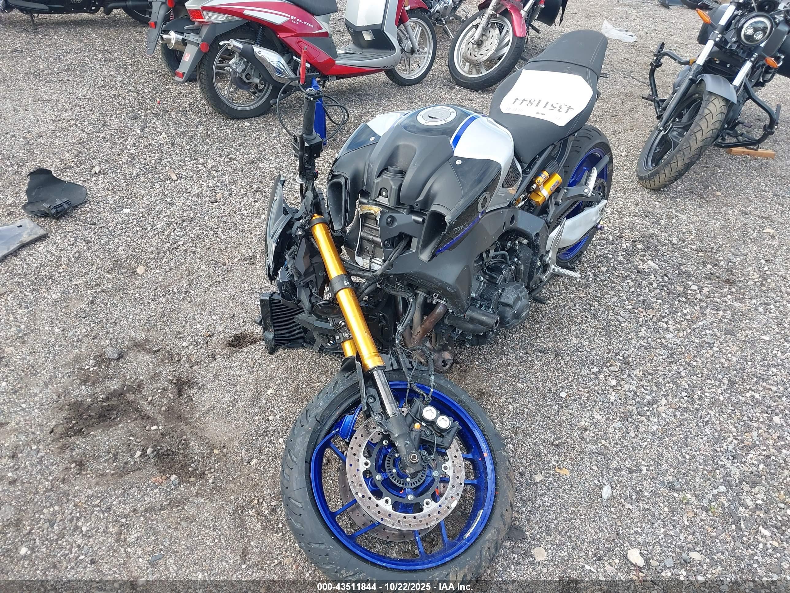 YAMAHA MT09 image 2