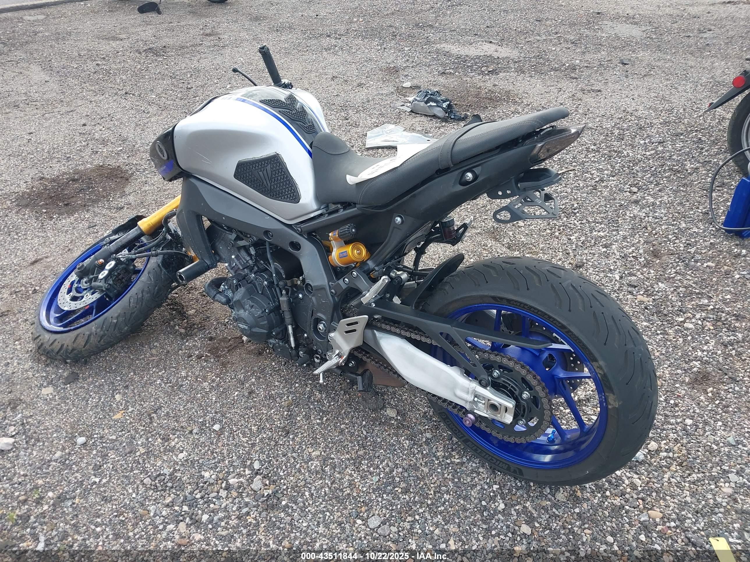 YAMAHA MT09 image 3