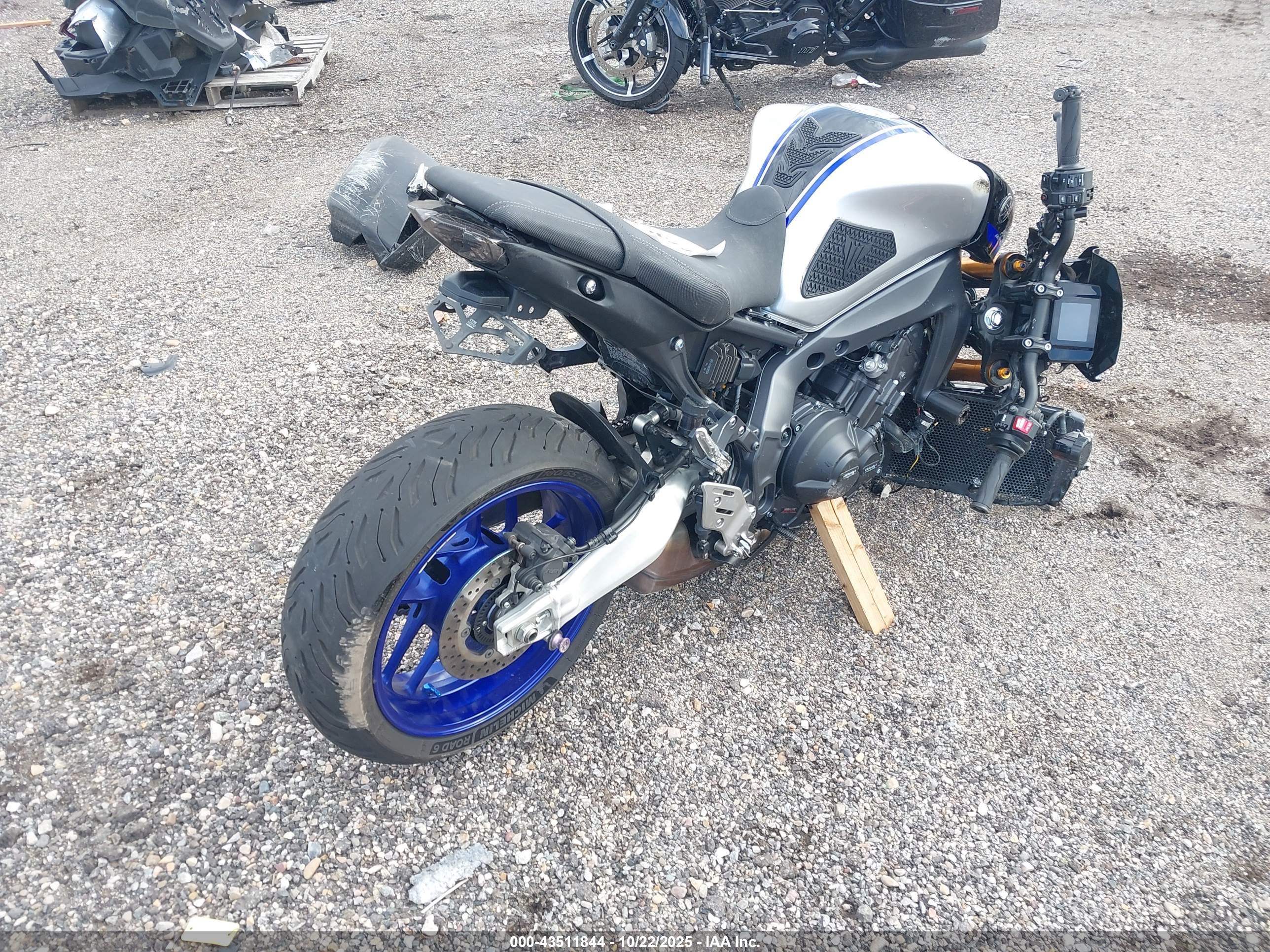 YAMAHA MT09 image 4