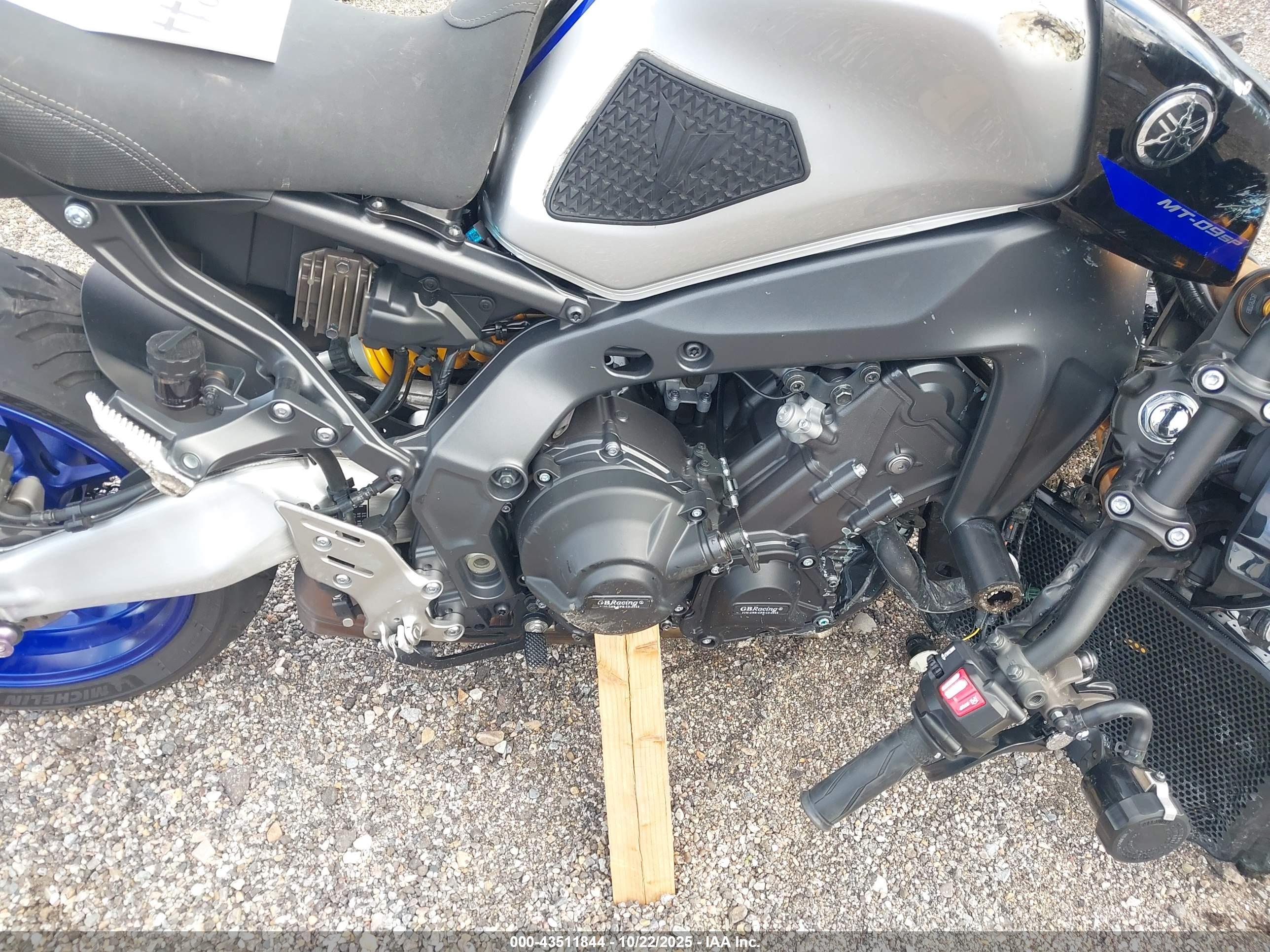 YAMAHA MT09 image 8