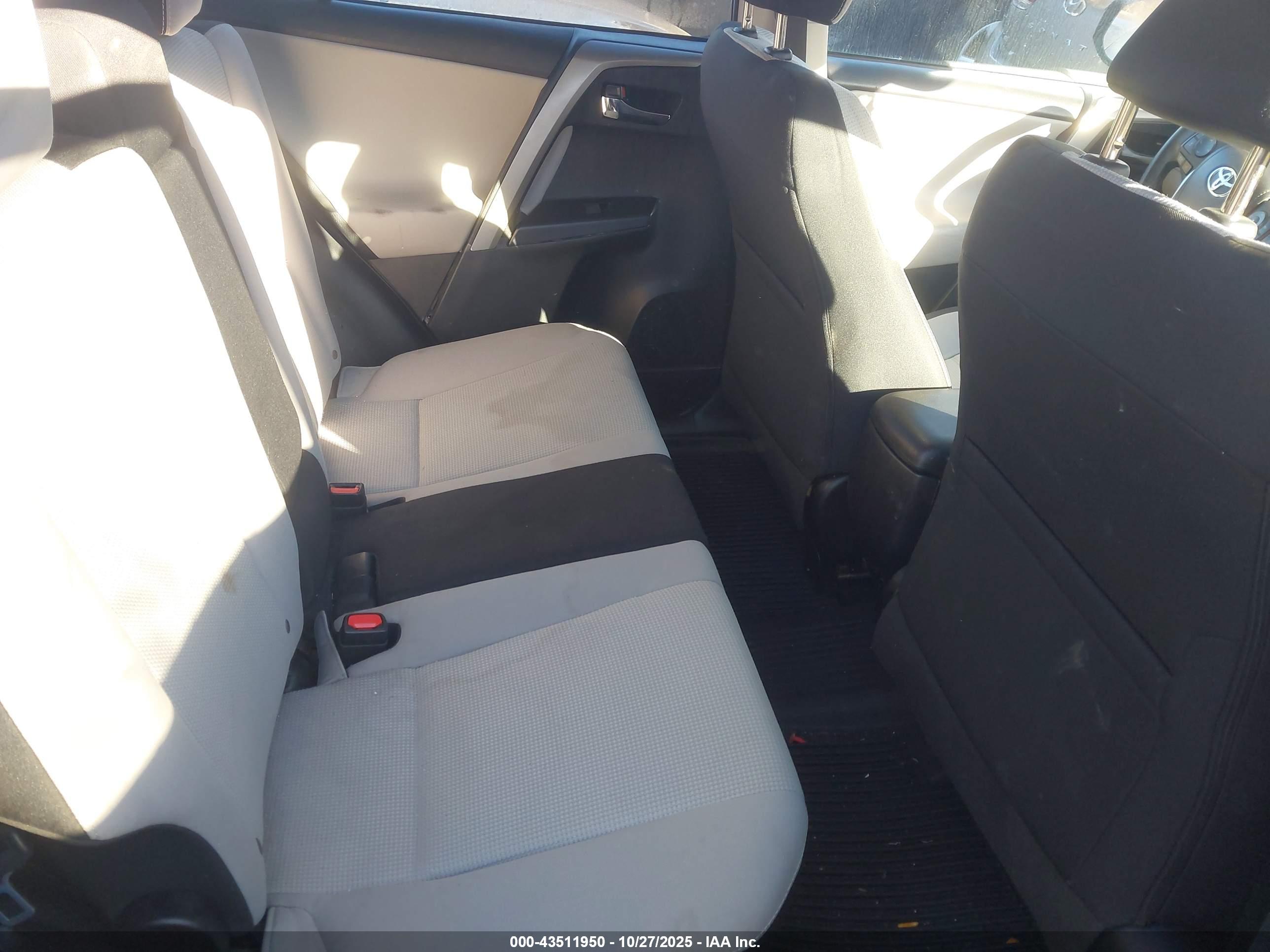 TOYOTA RAV4 image 8