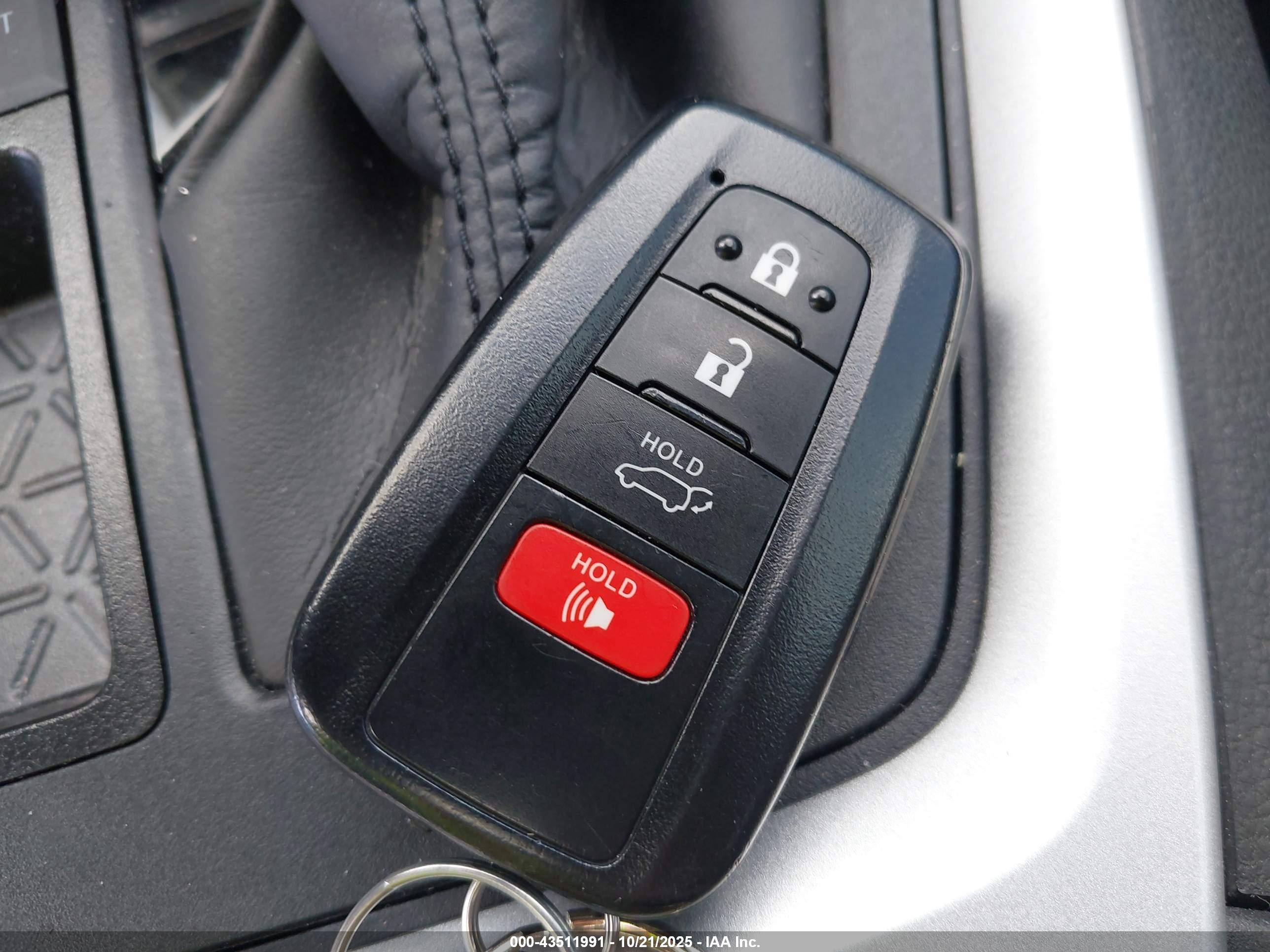 TOYOTA RAV4 image 11