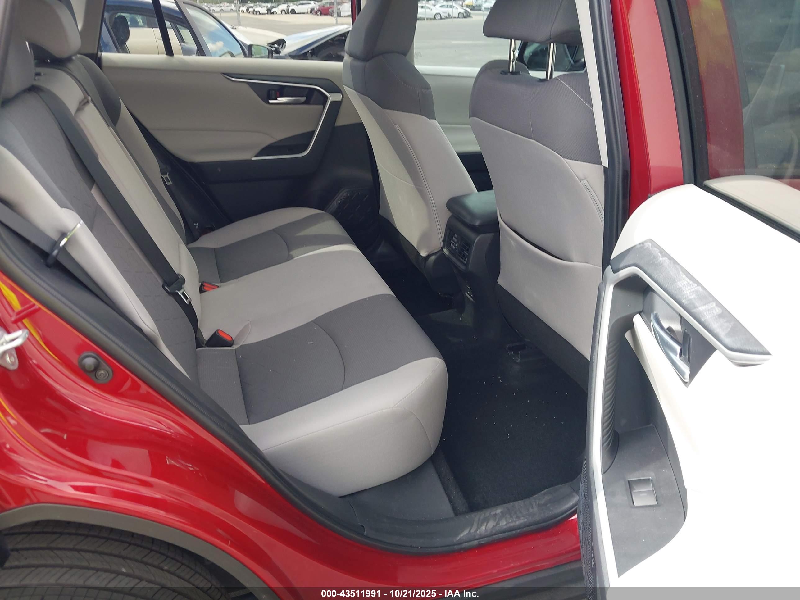 TOYOTA RAV4 image 8