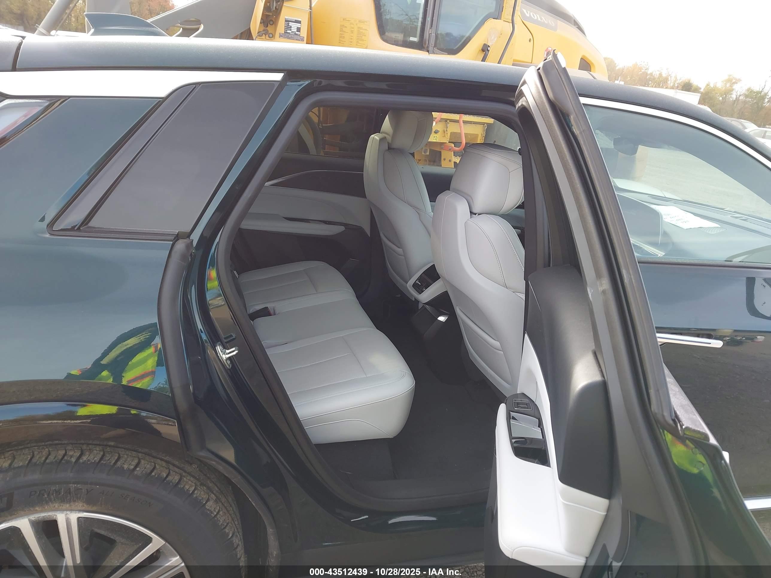 CADILLAC LYRIQ image 8