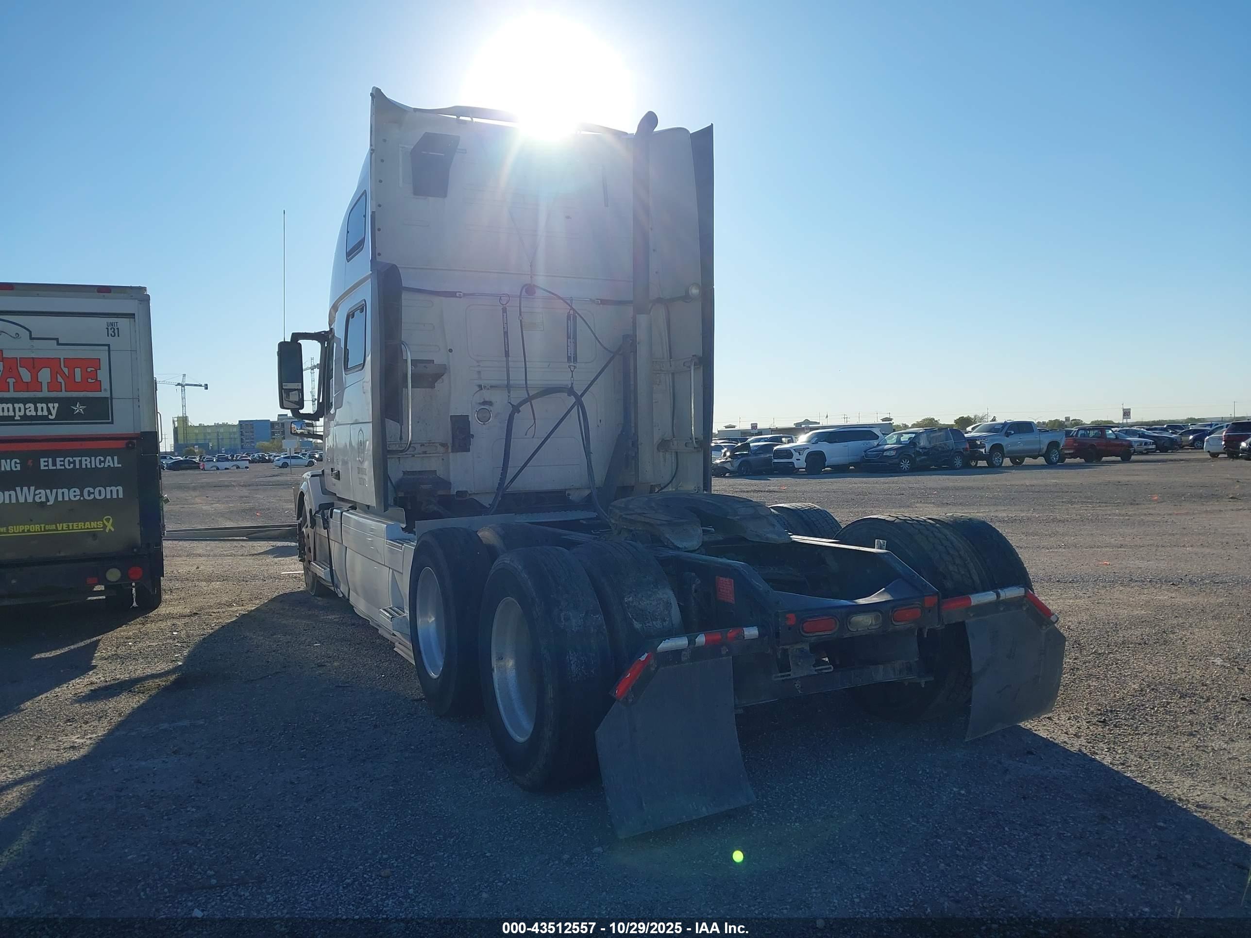 VOLVO VN image 3