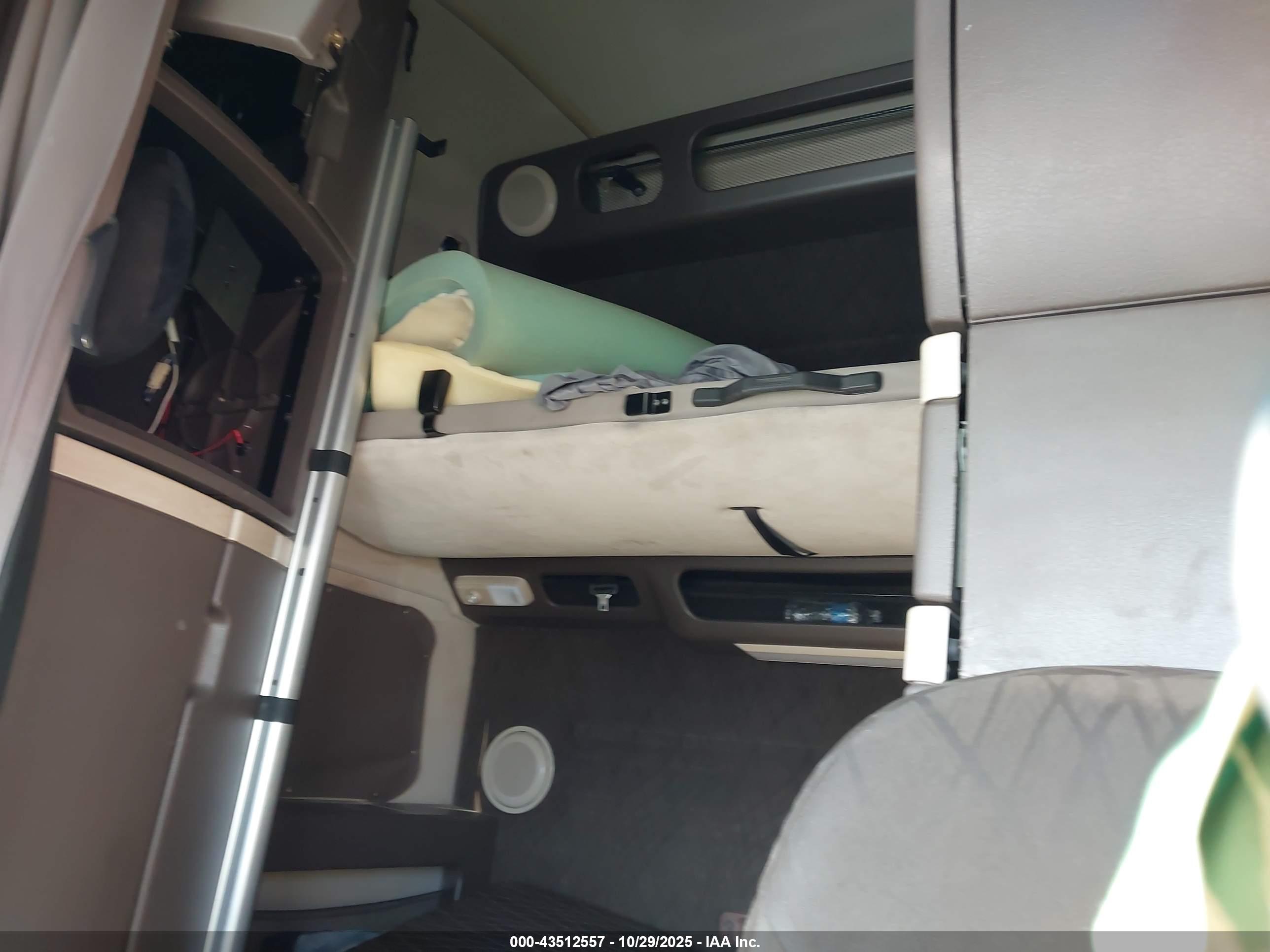 VOLVO VN image 7