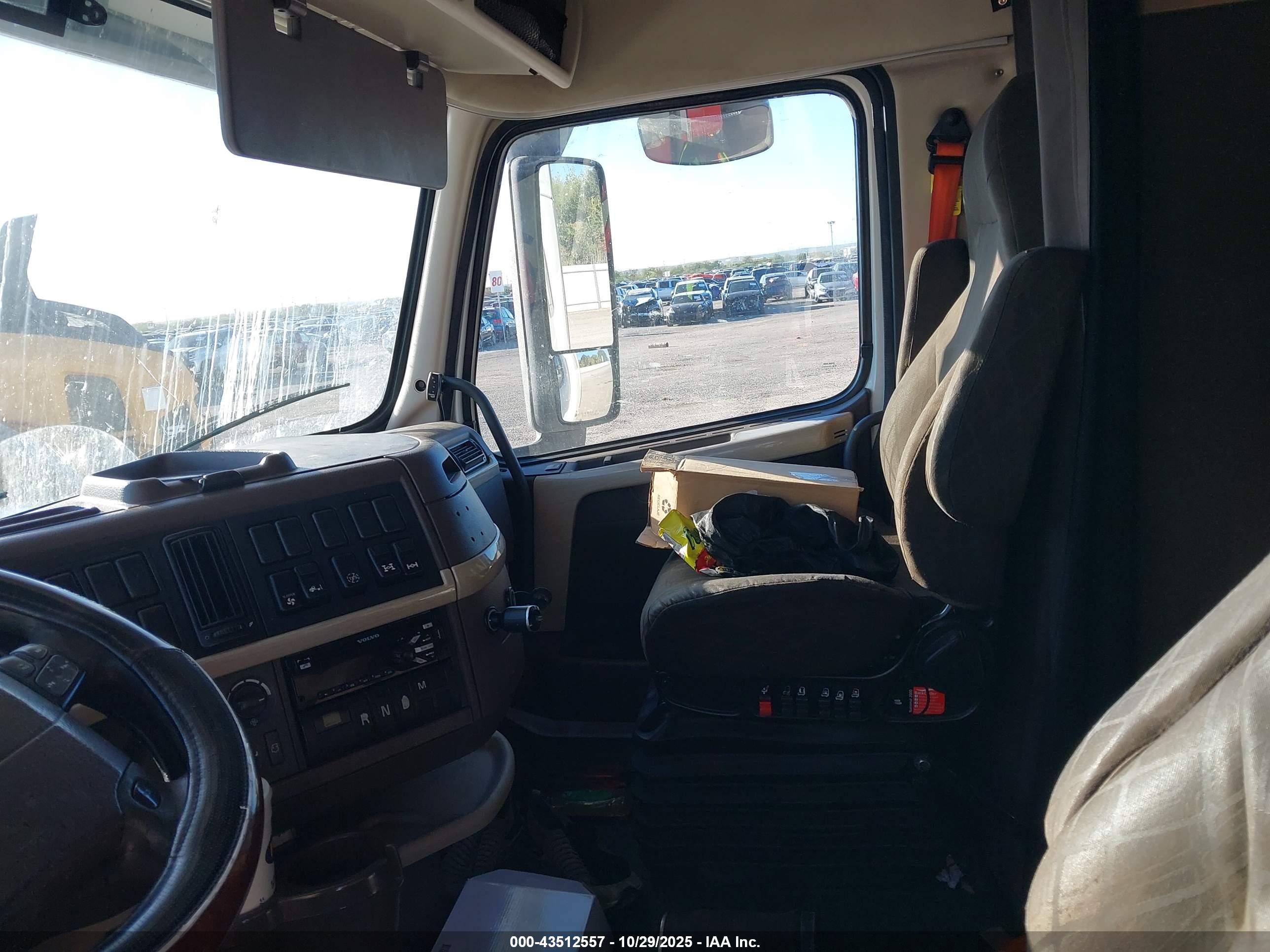 VOLVO VN image 8