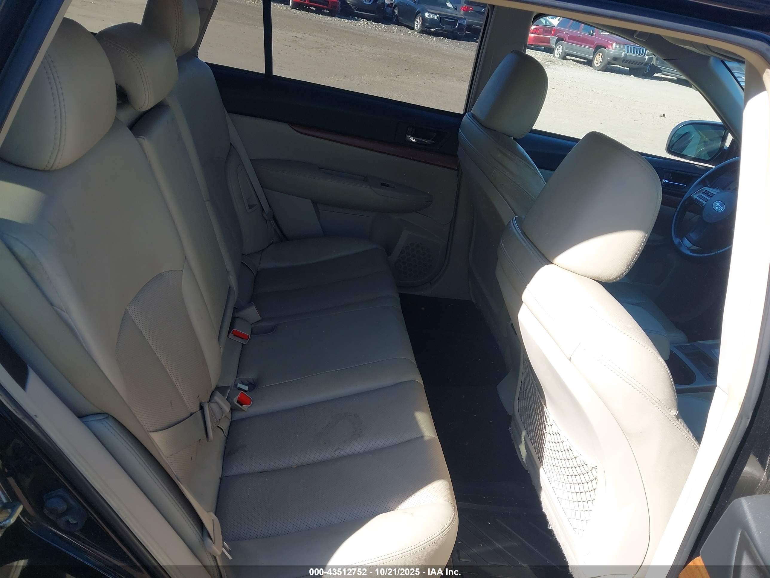 SUBARU OUTBACK image 8