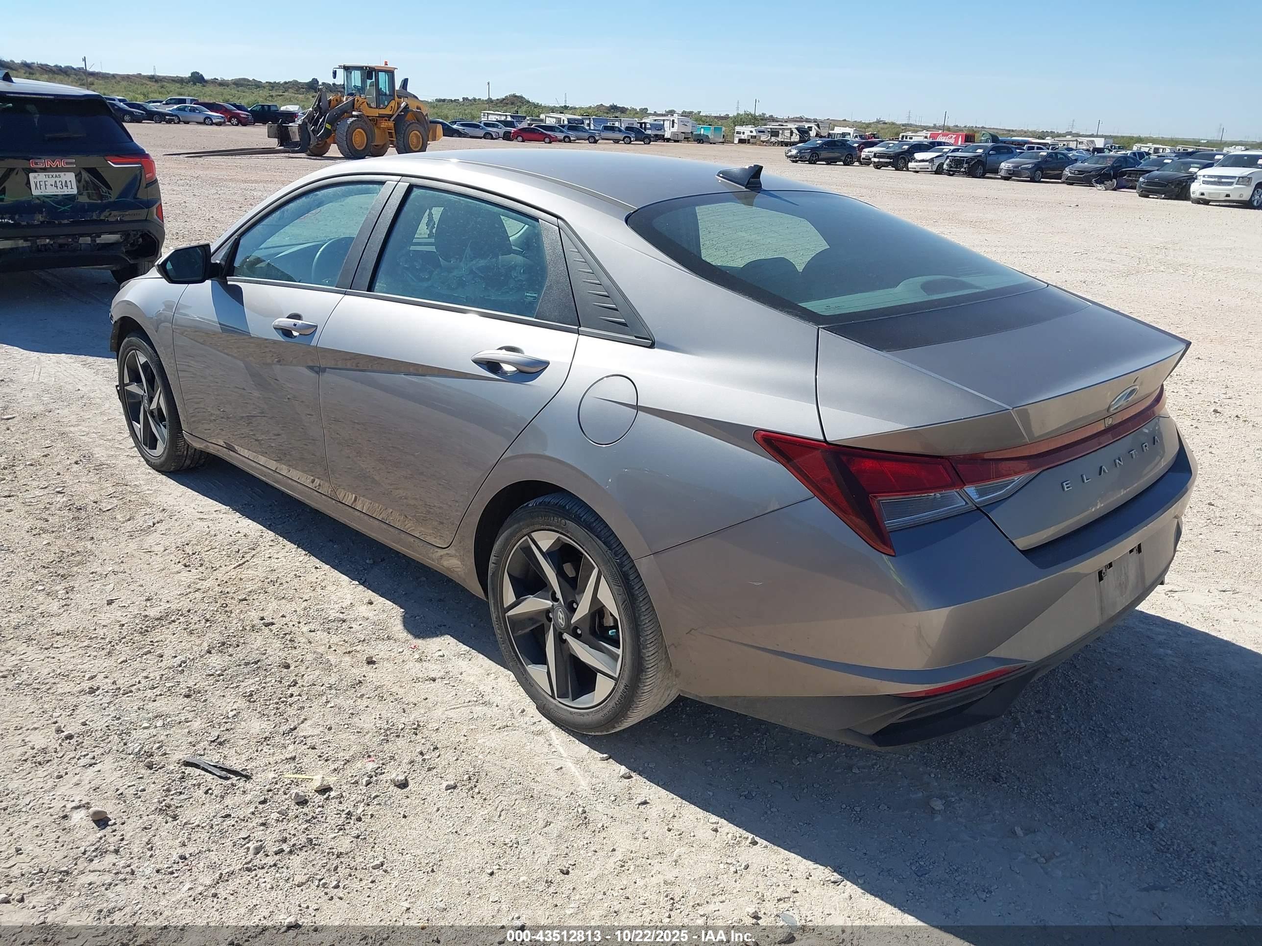 HYUNDAI ELANTRA image 3