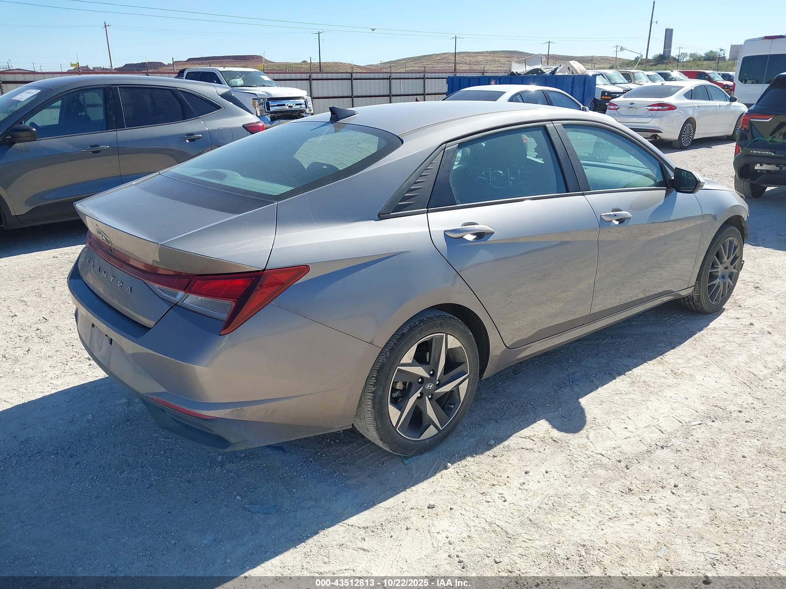 HYUNDAI ELANTRA image 4
