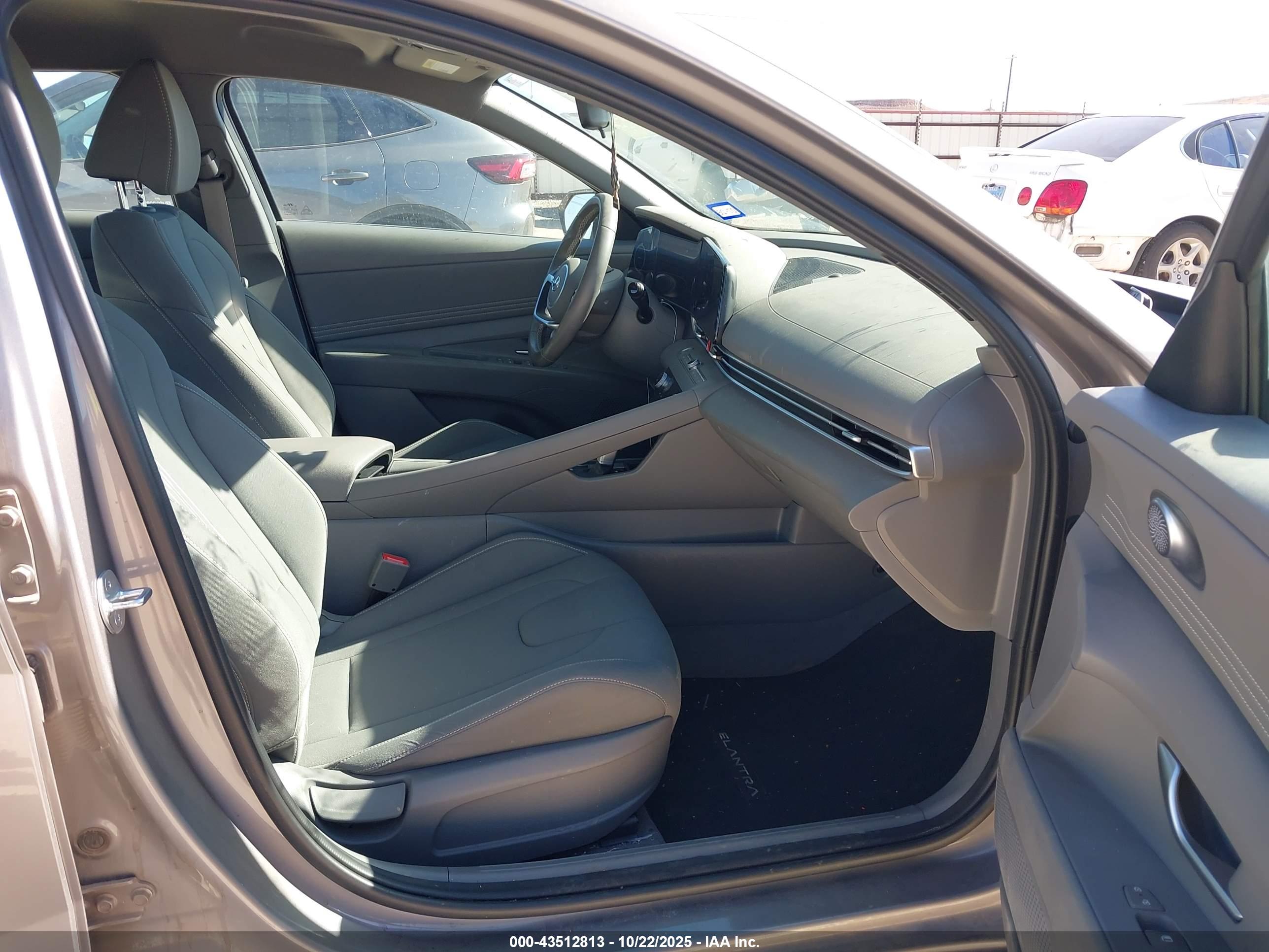HYUNDAI ELANTRA image 5