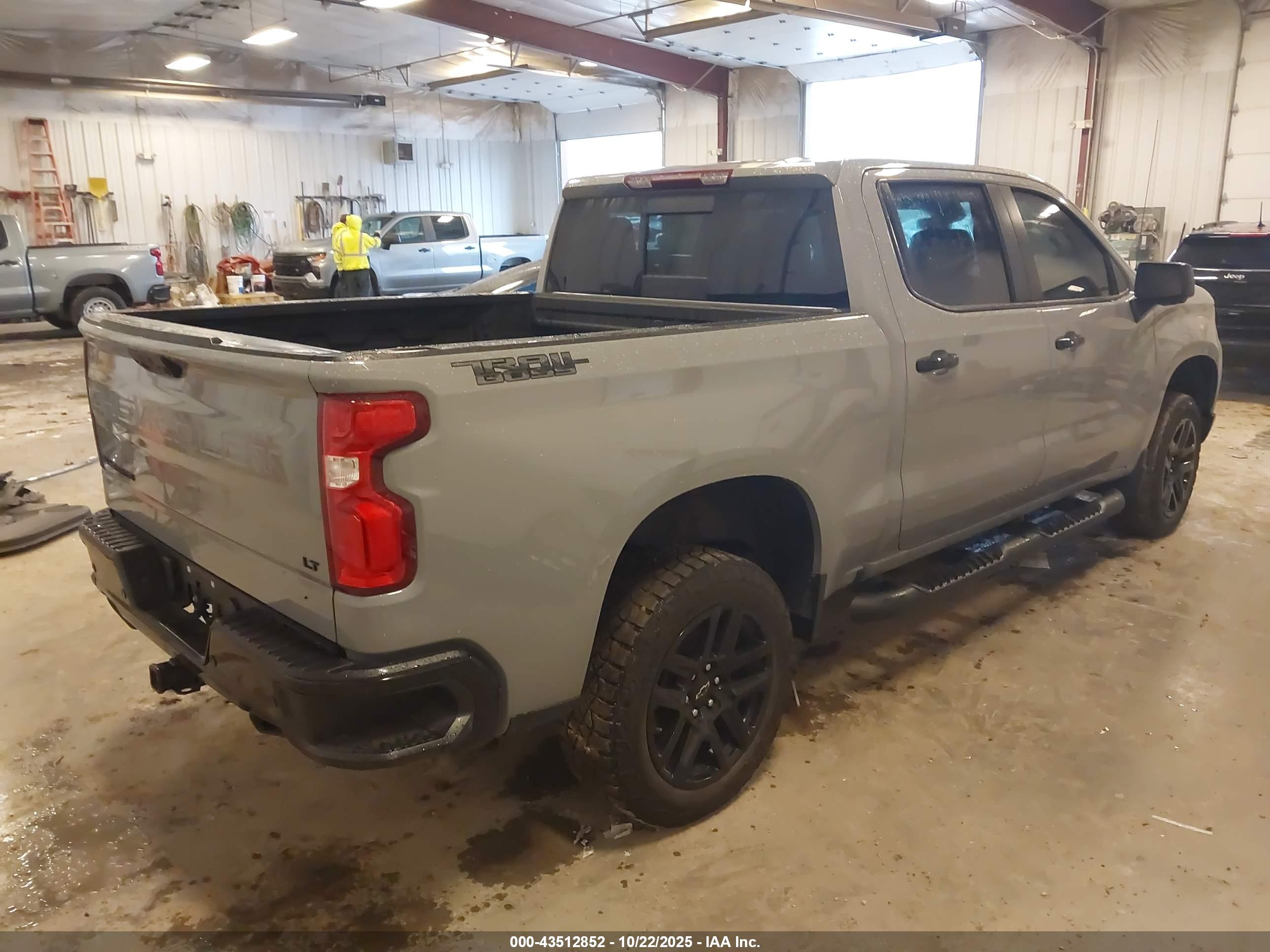 CHEVROLET SILVERADO image 4