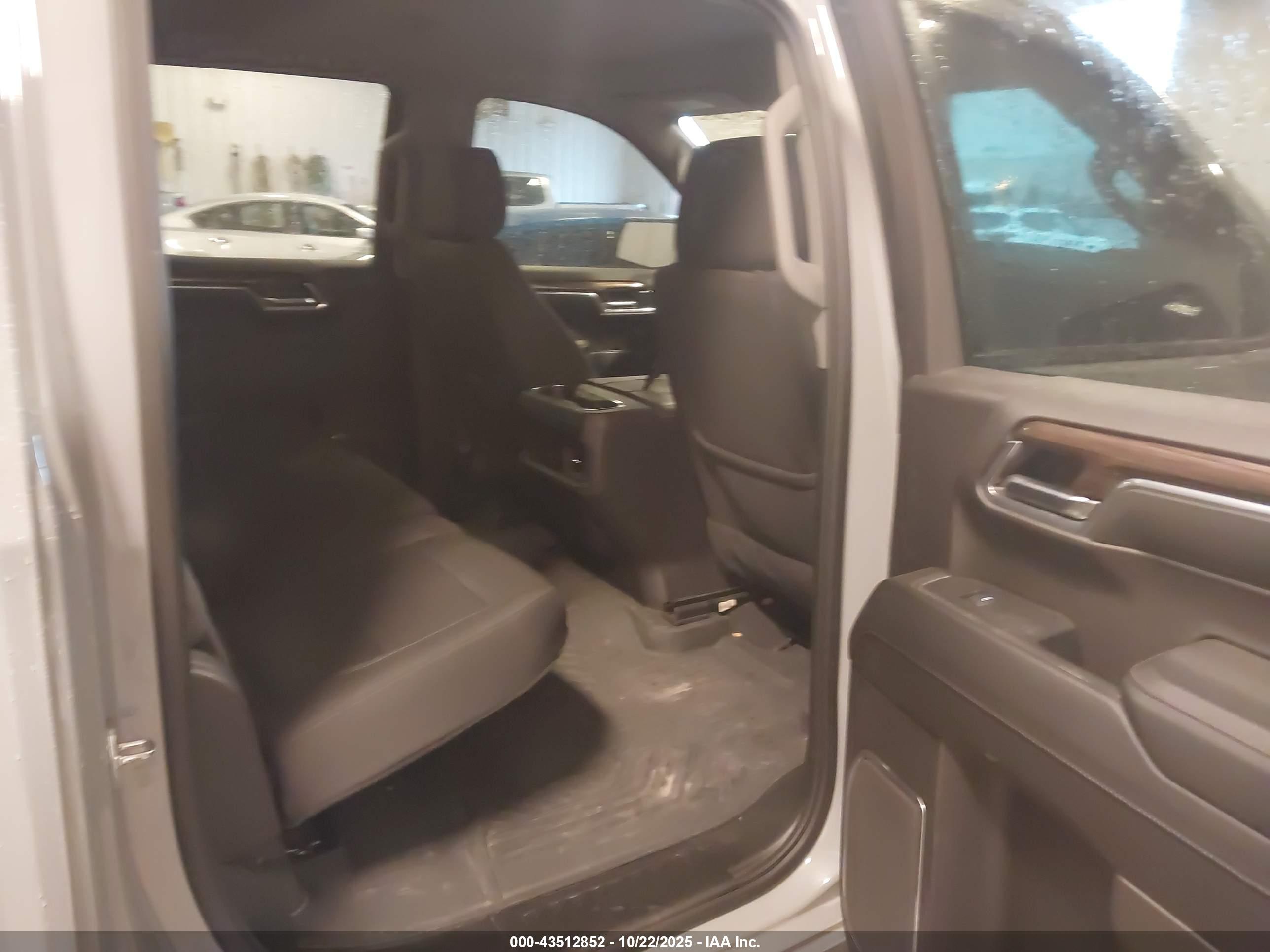 CHEVROLET SILVERADO image 8