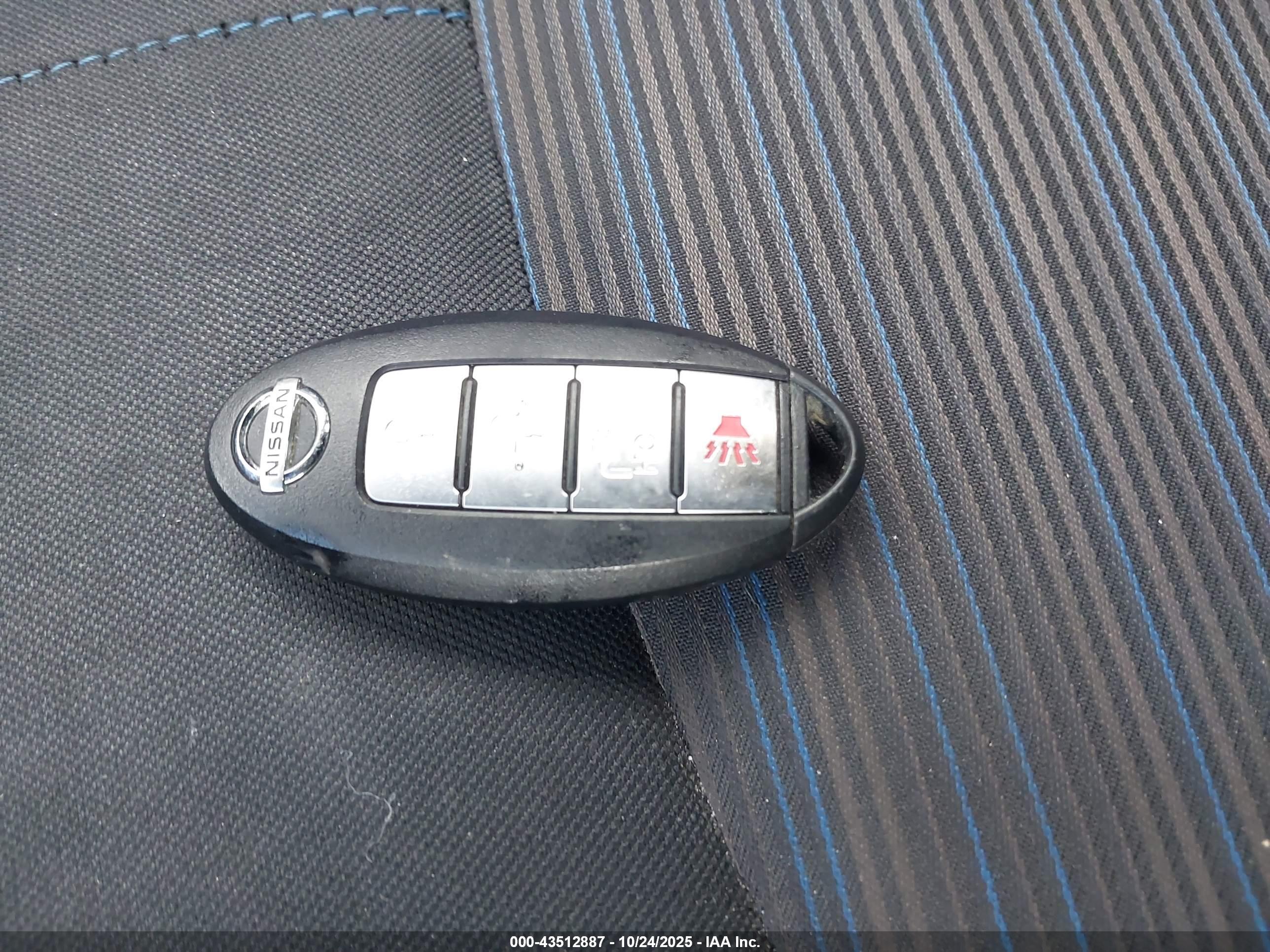 NISSAN LEAF image 11