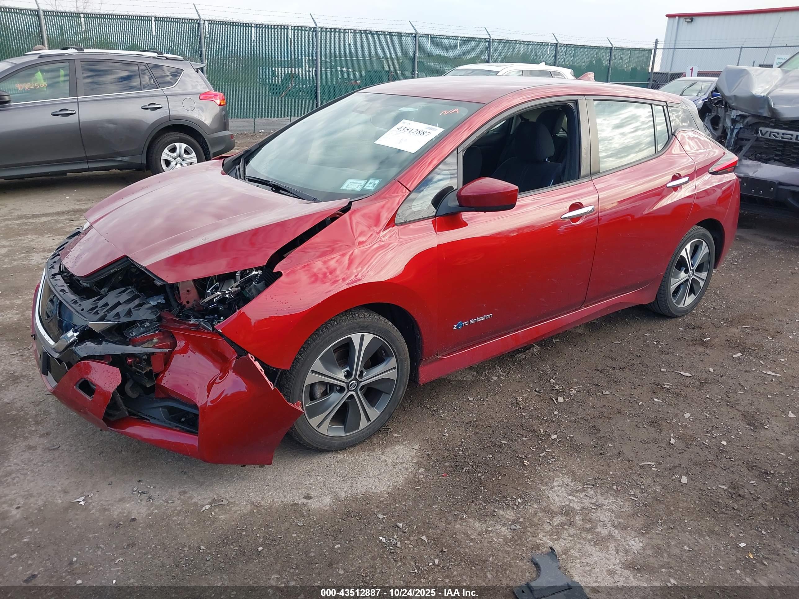 NISSAN LEAF image 2