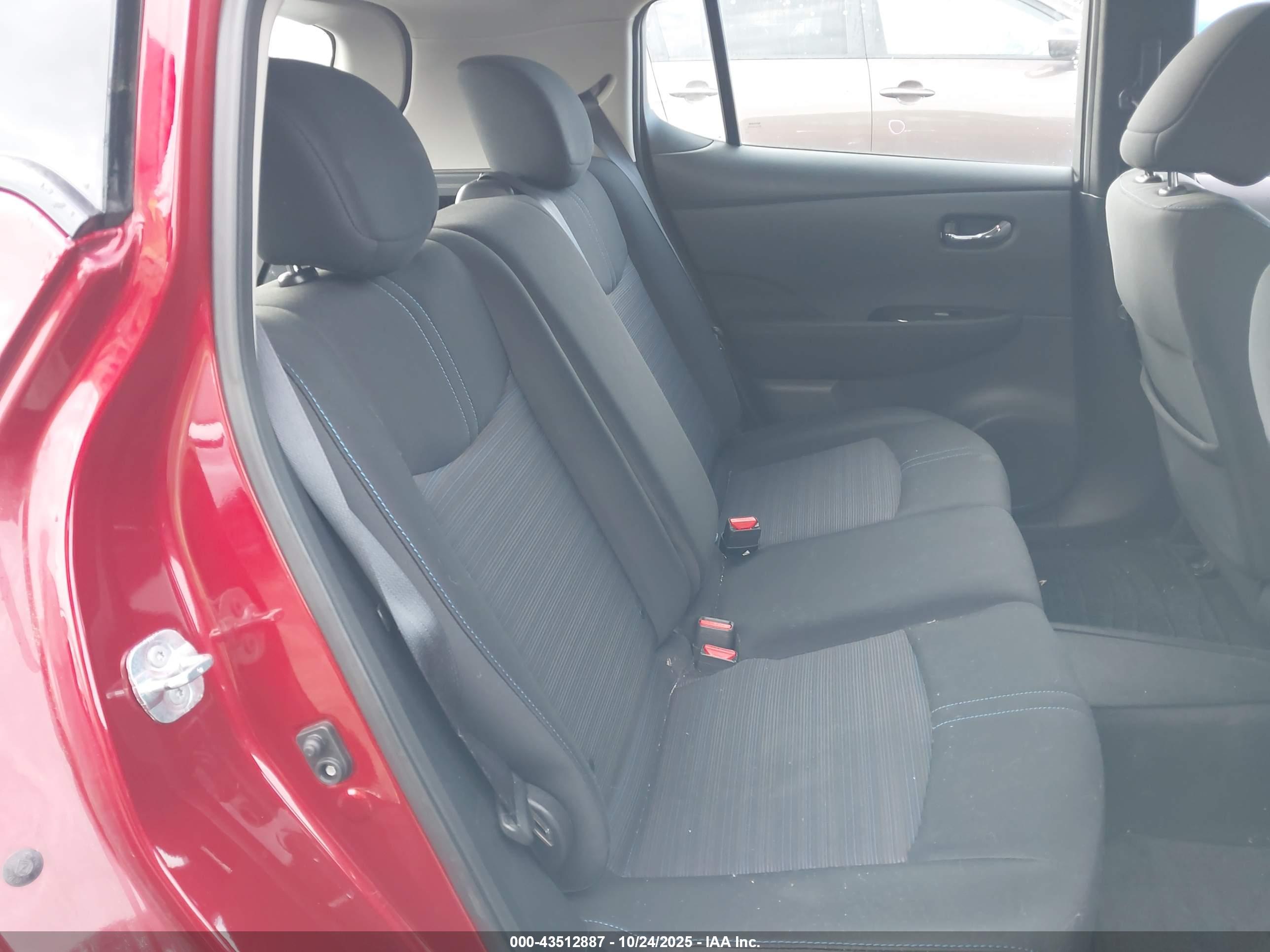 NISSAN LEAF image 8