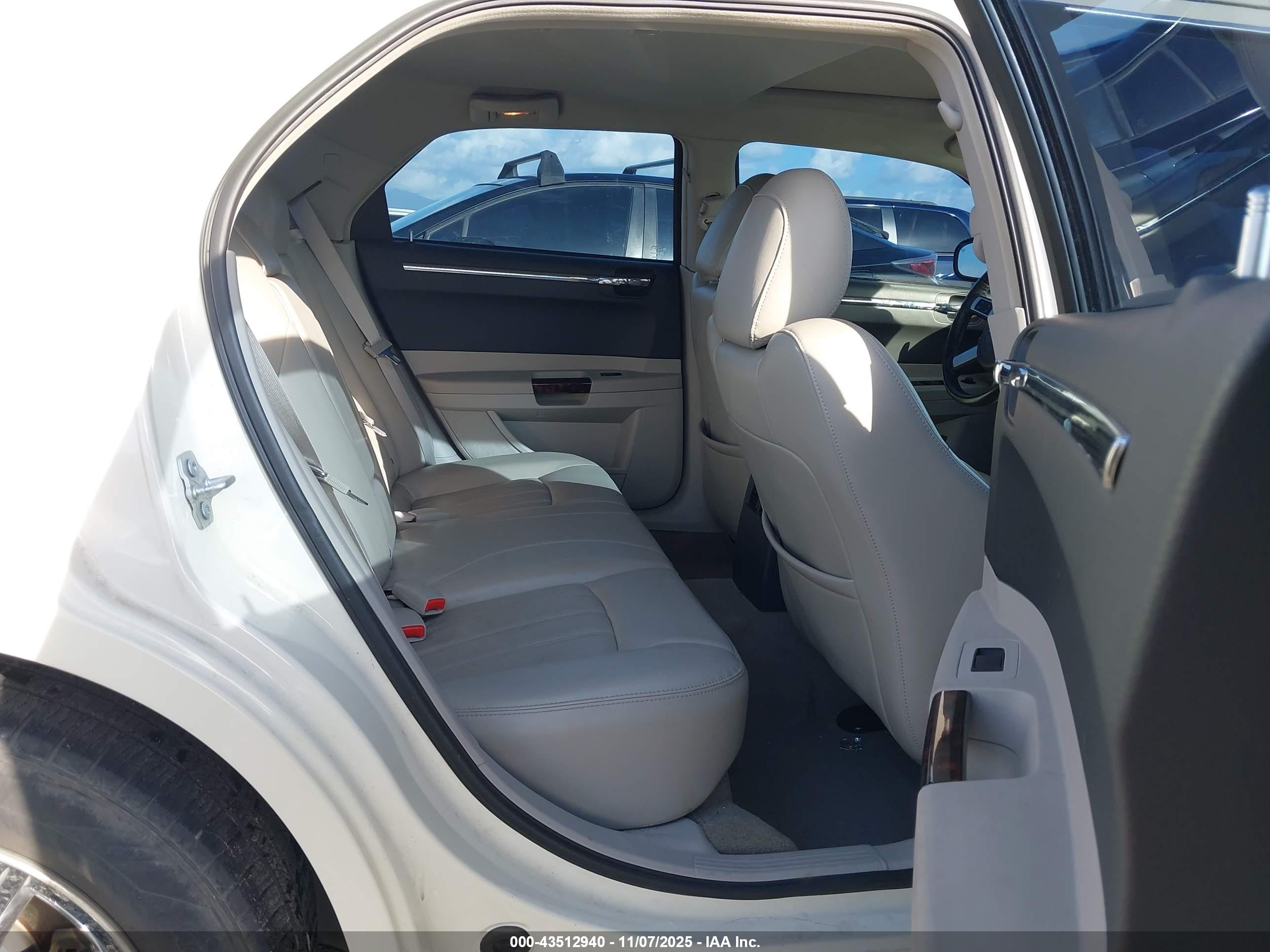 CHRYSLER 300C image 8