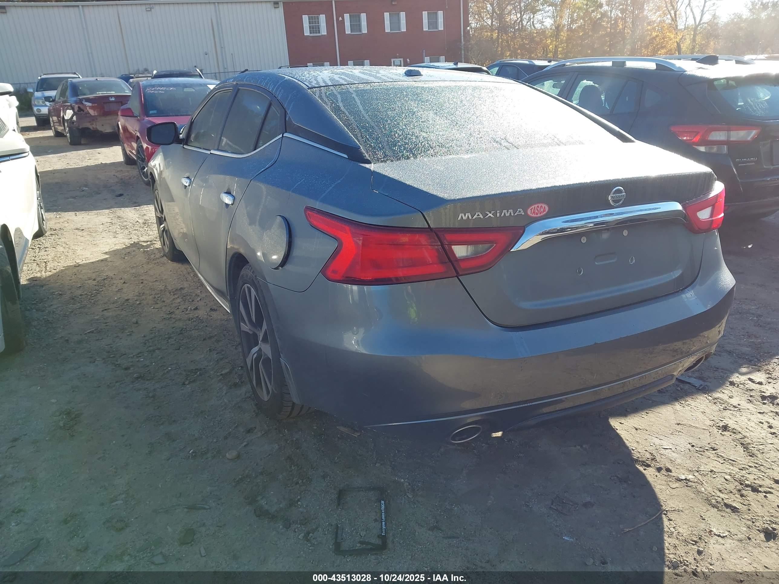 NISSAN MAXIMA image 3