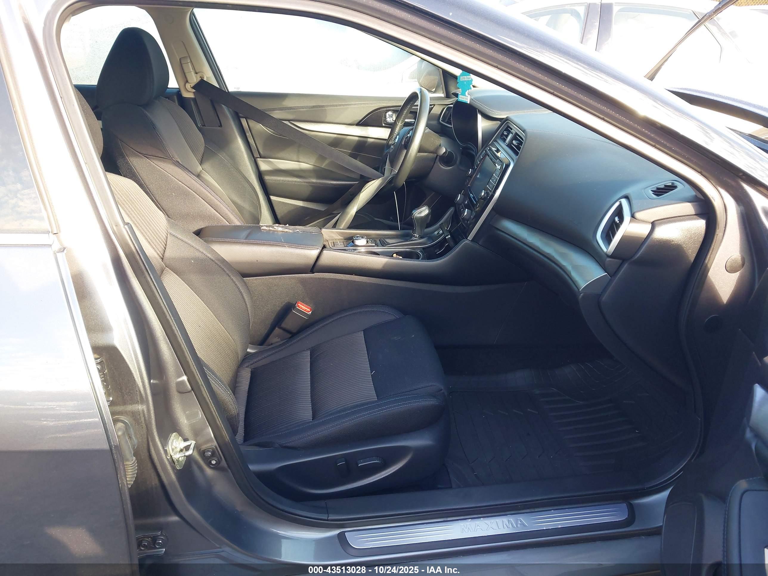 NISSAN MAXIMA image 5