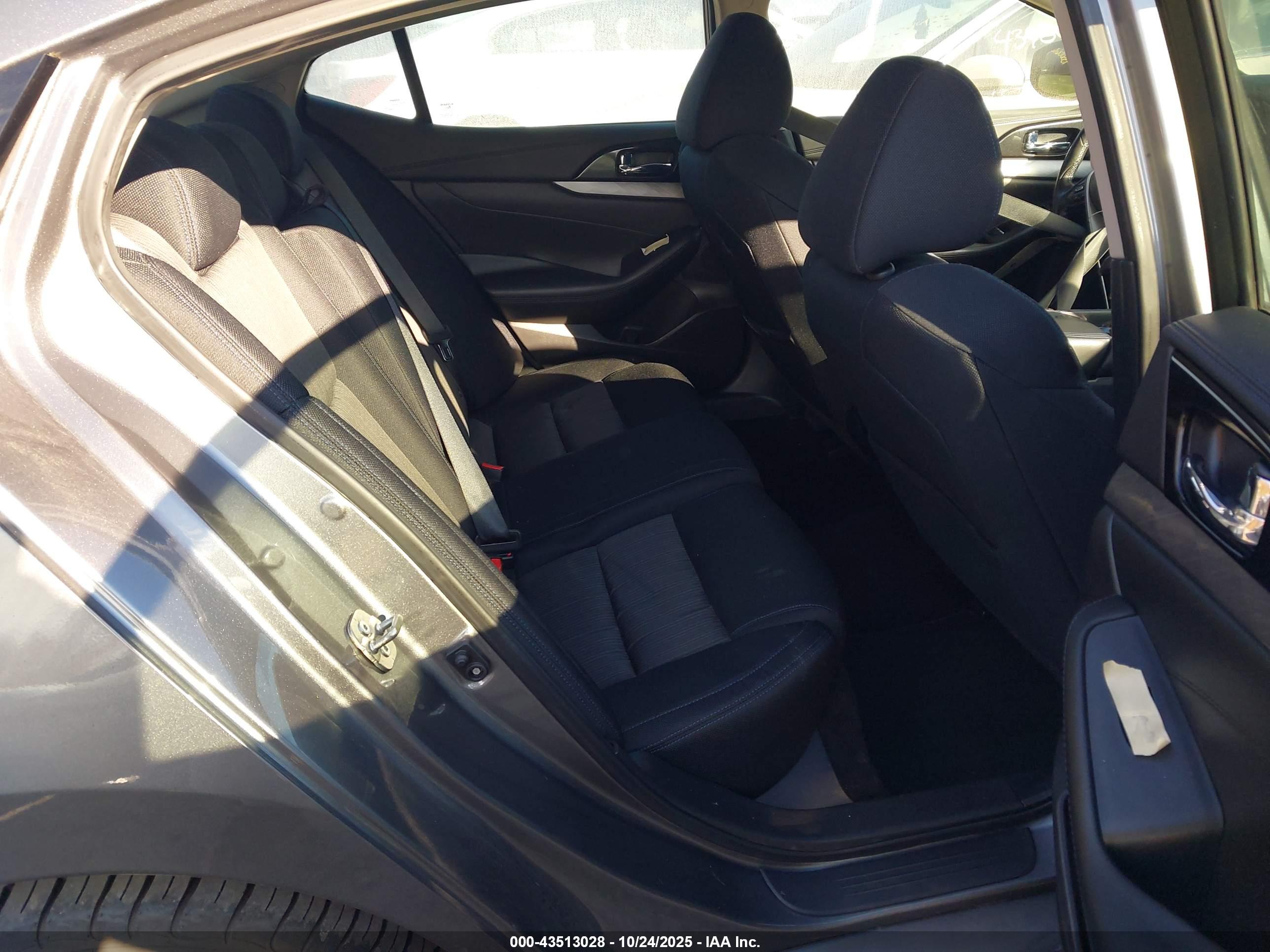 NISSAN MAXIMA image 8