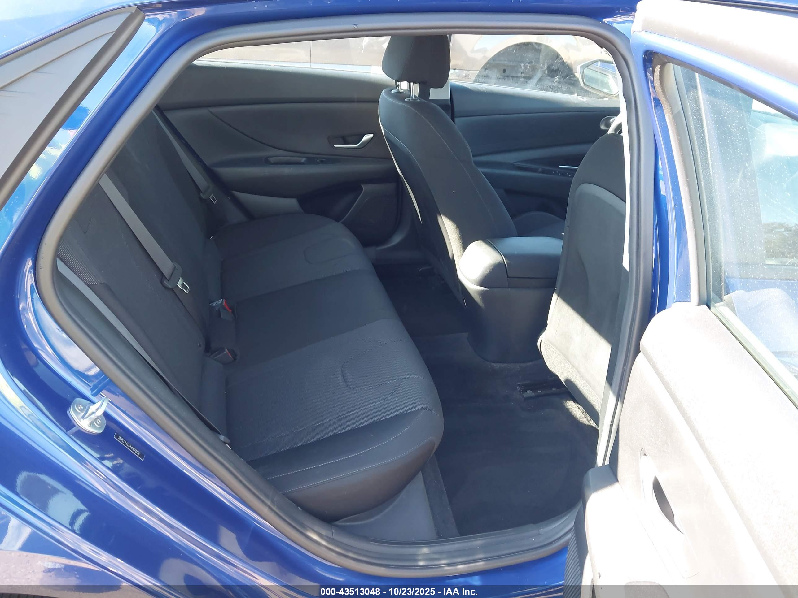 HYUNDAI ELANTRA image 8