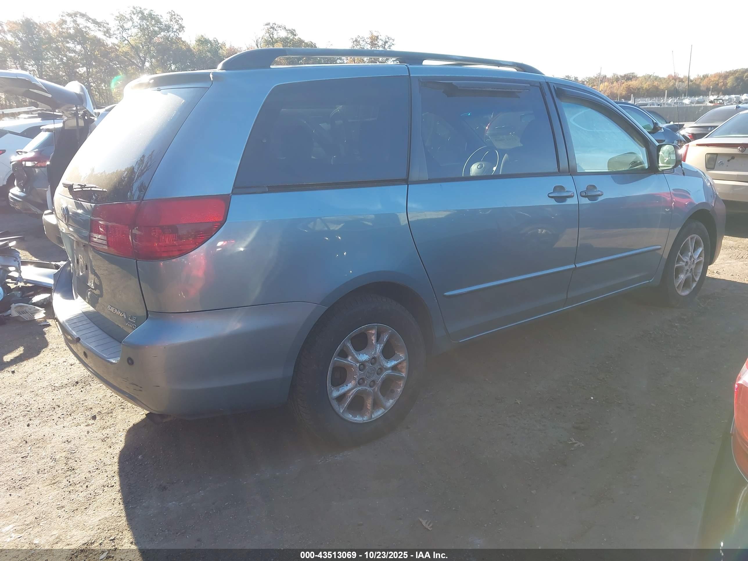 TOYOTA SIENNA image 4