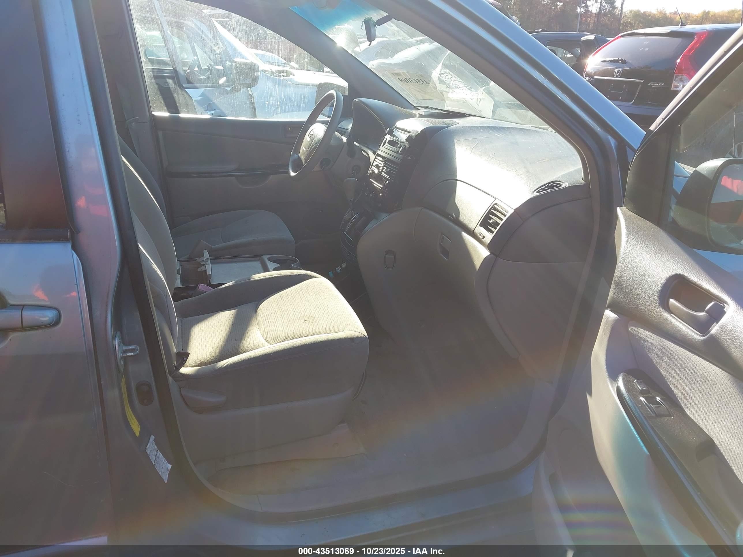 TOYOTA SIENNA image 5