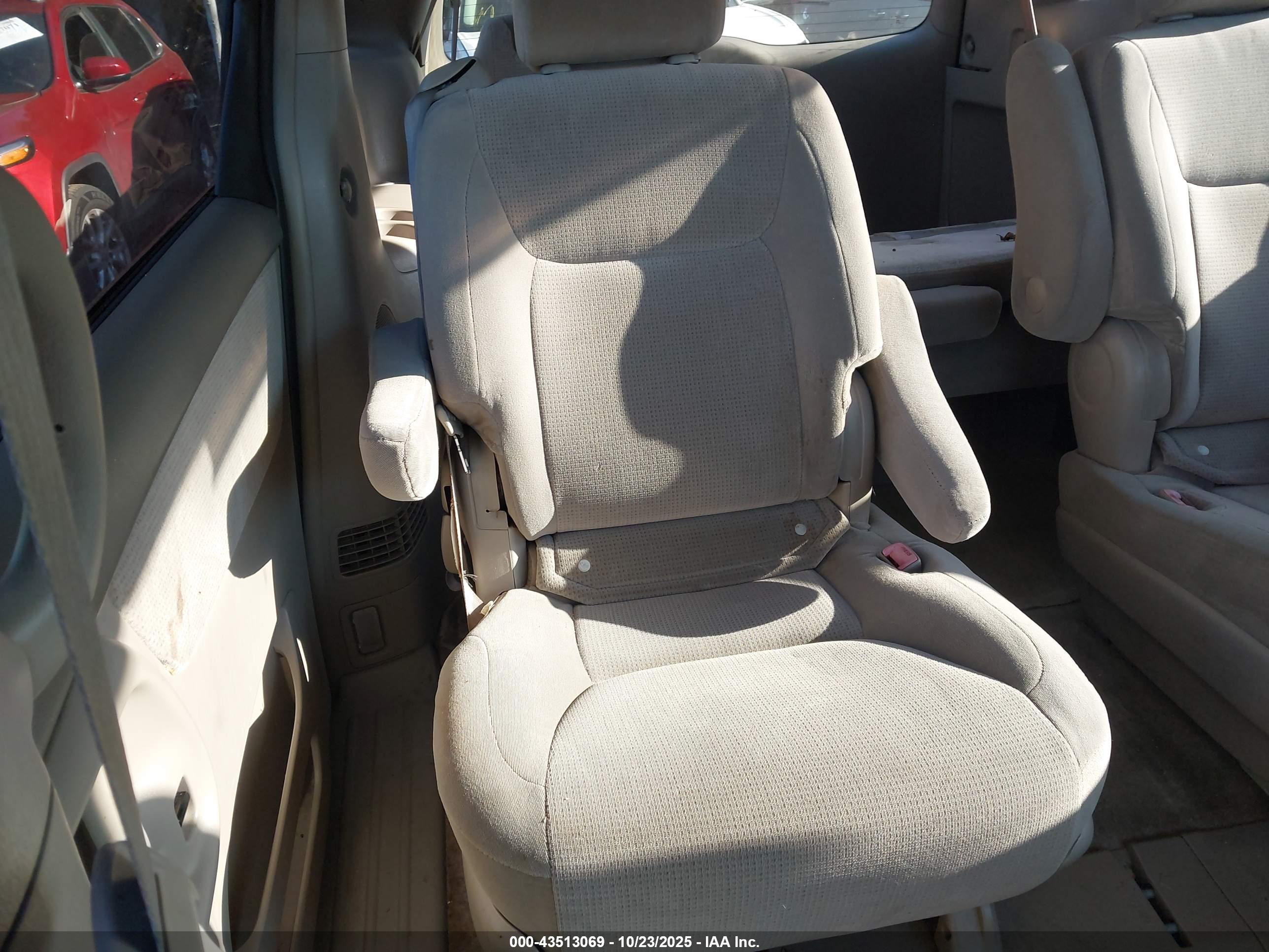 TOYOTA SIENNA image 8