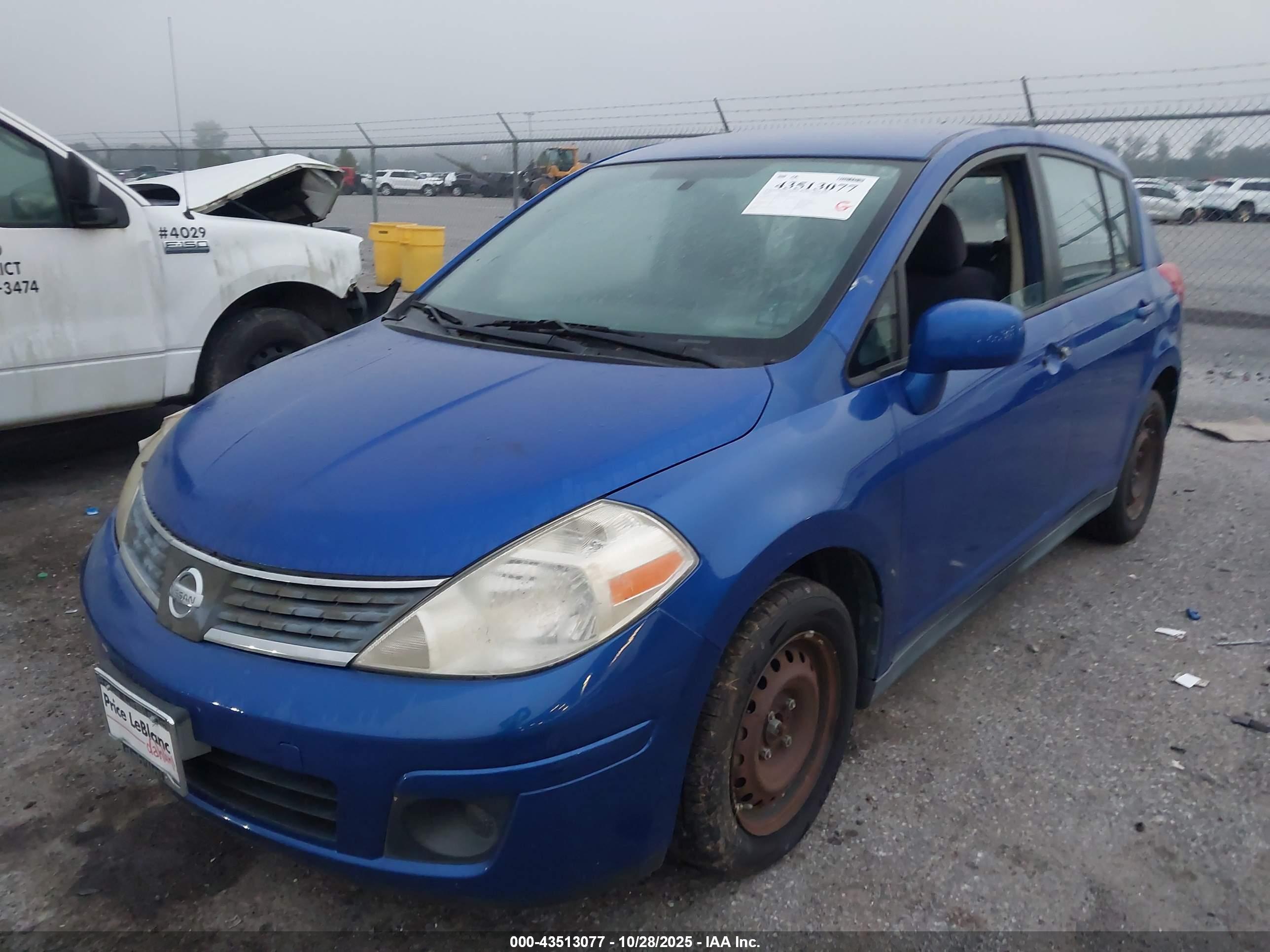 NISSAN VERSA image 2