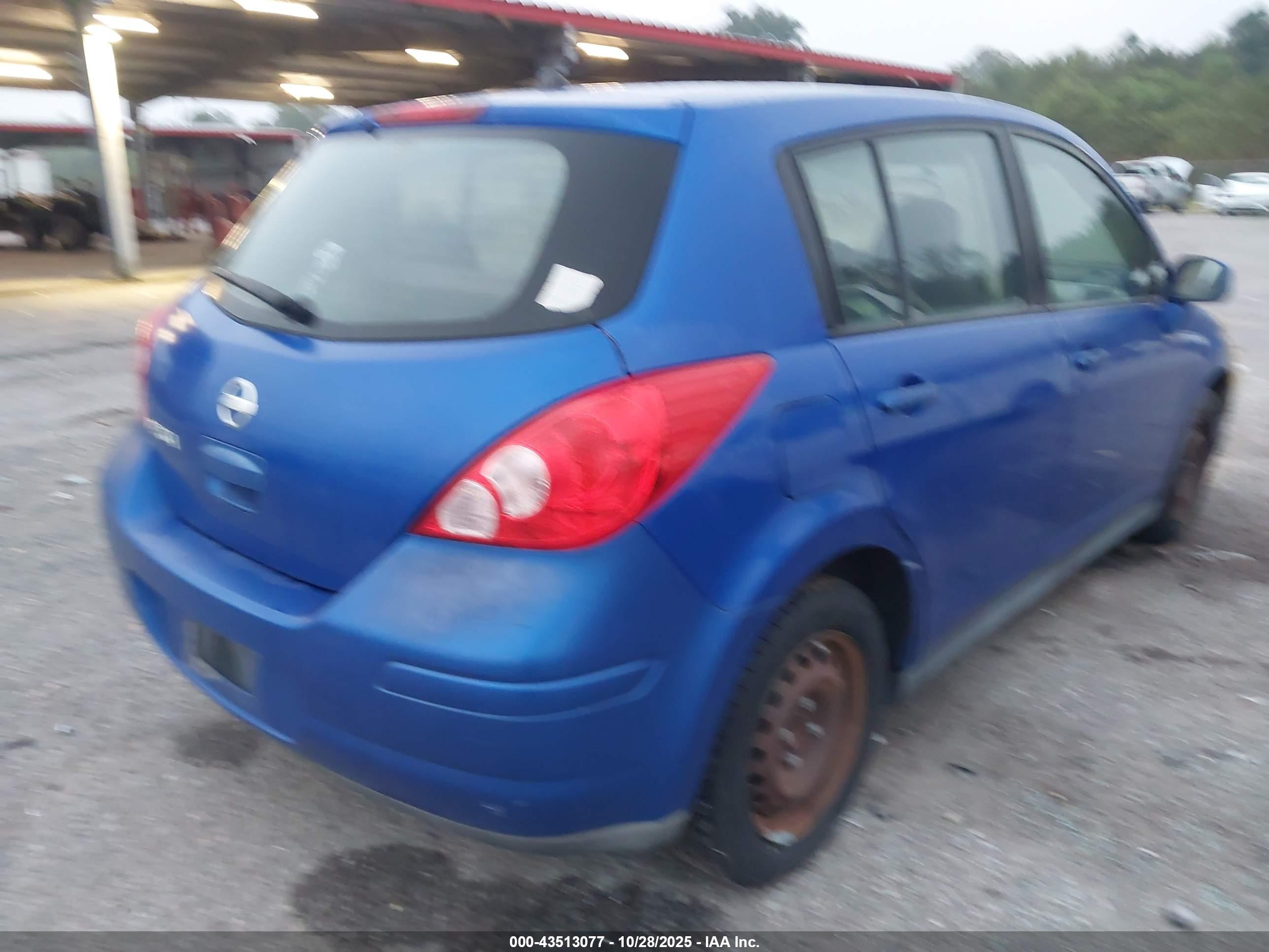 NISSAN VERSA image 4