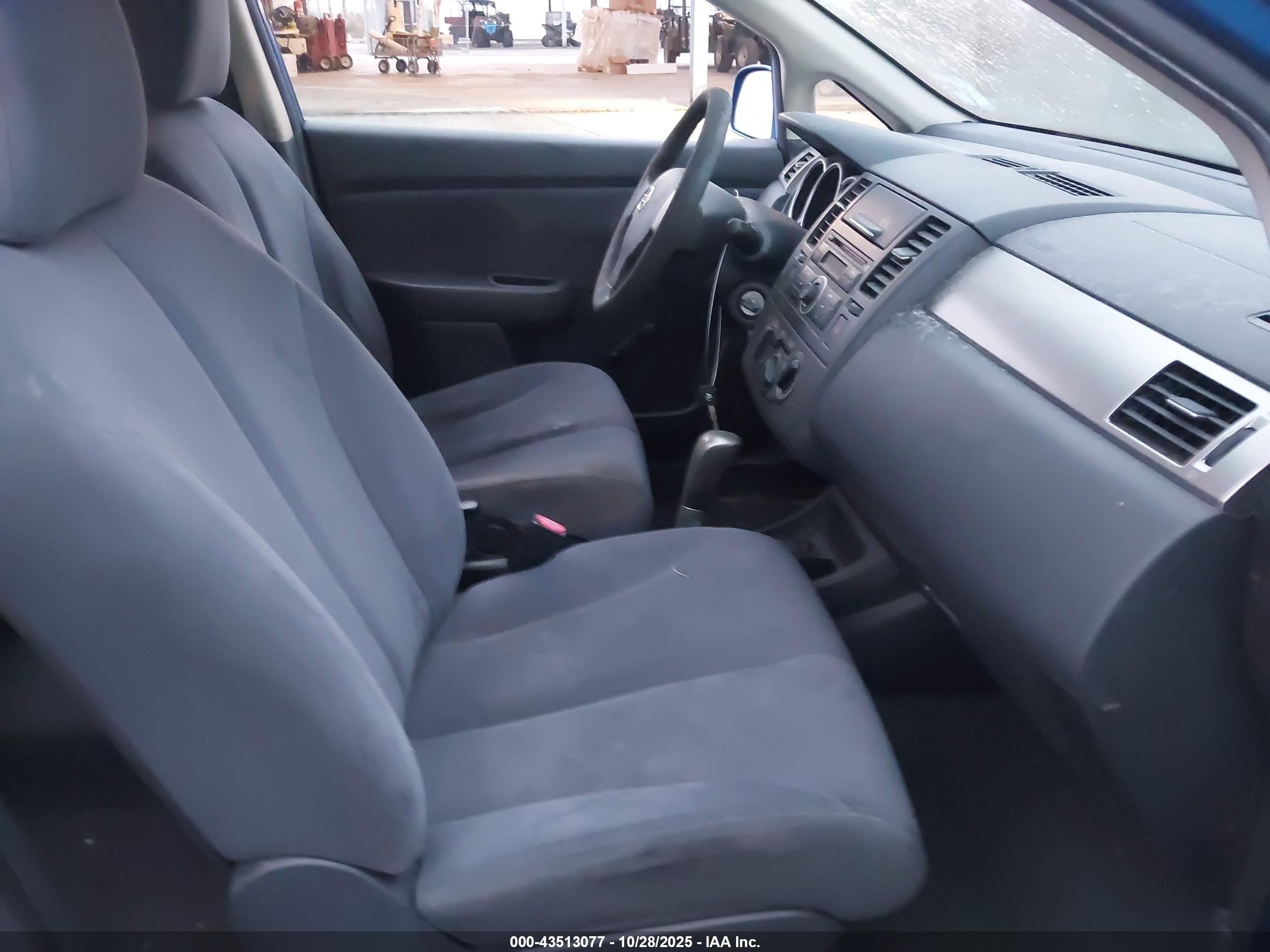 NISSAN VERSA image 5