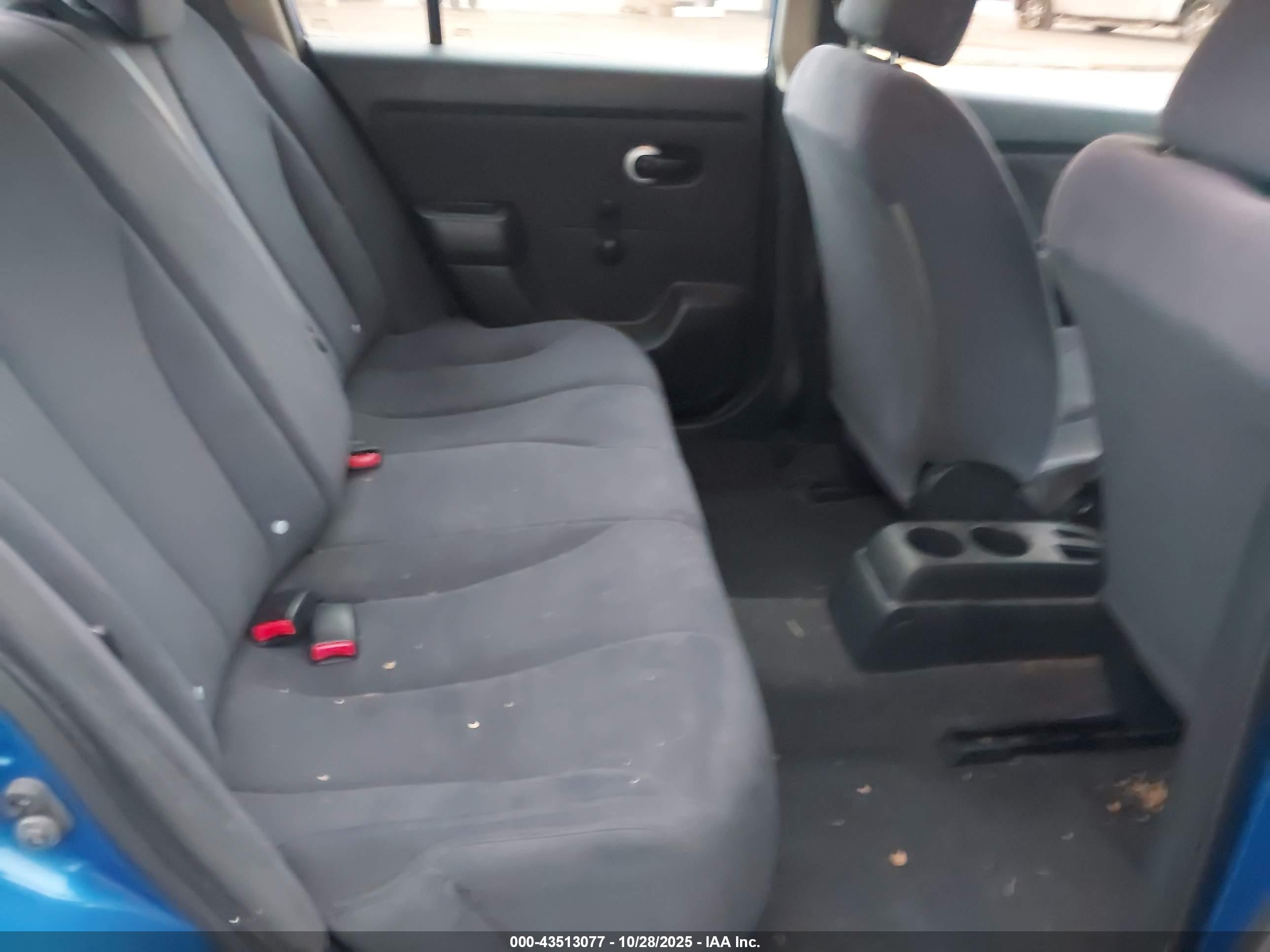 NISSAN VERSA image 8