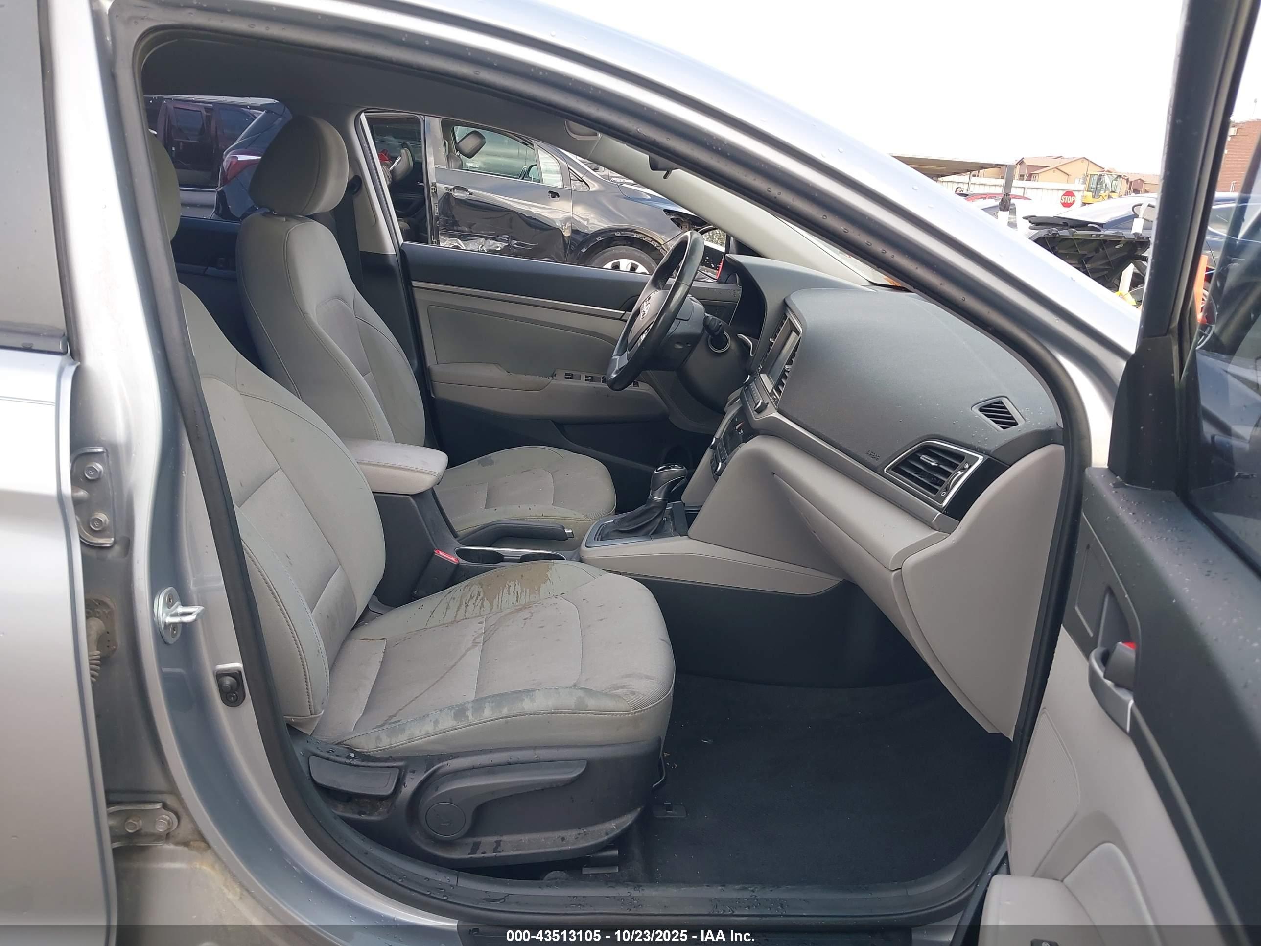 HYUNDAI ELANTRA image 5