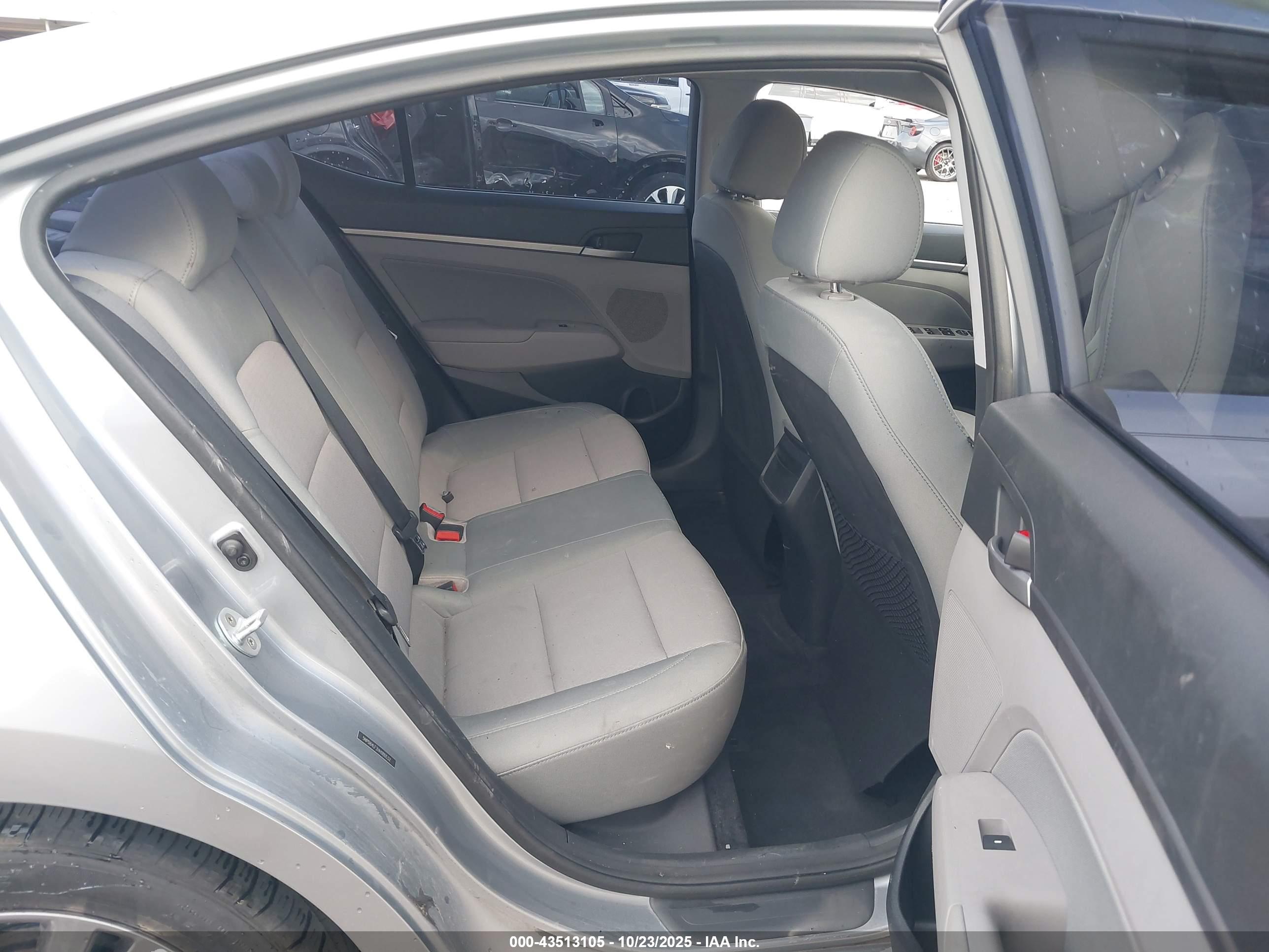 HYUNDAI ELANTRA image 8