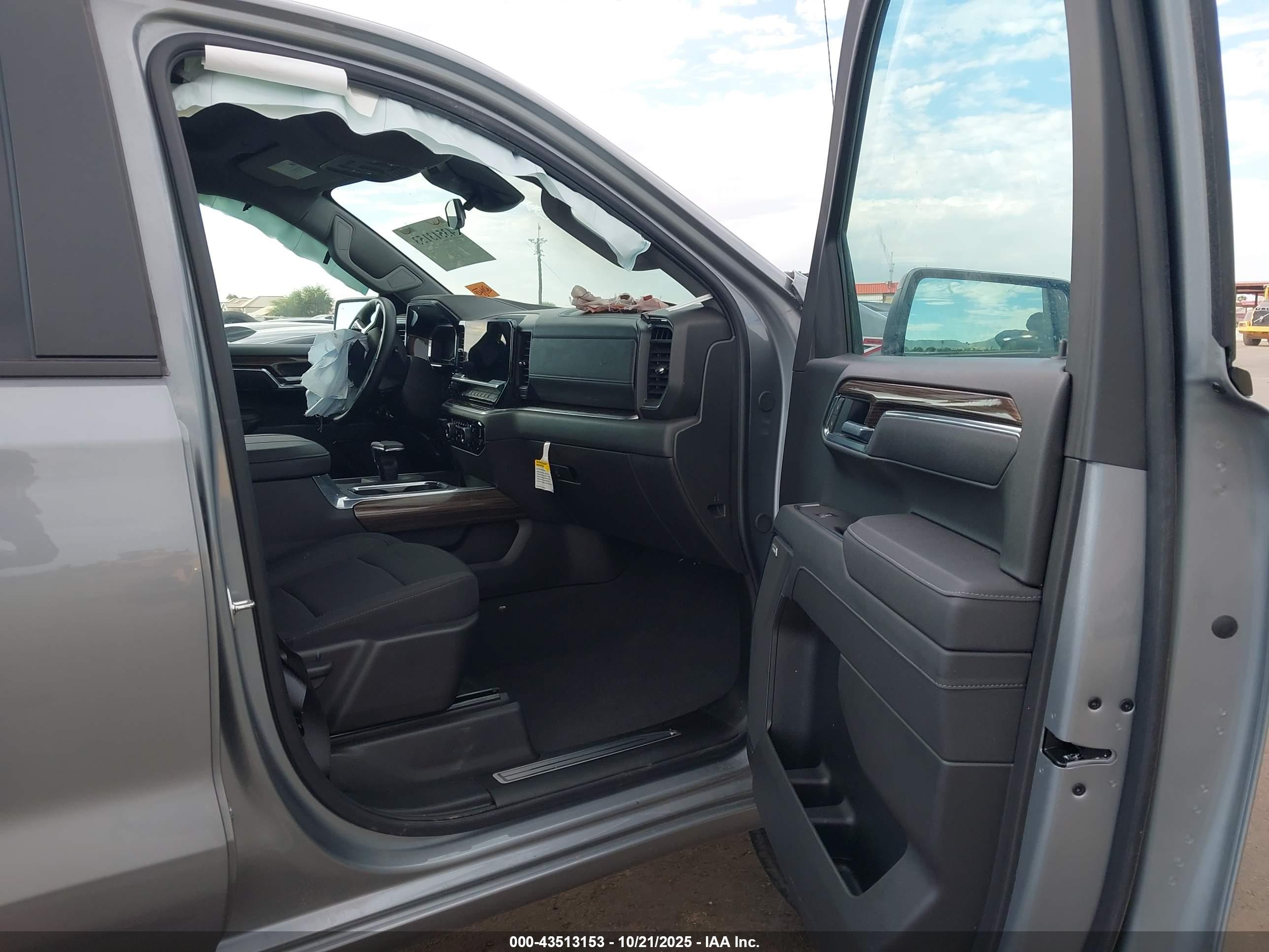 CHEVROLET SILVERADO image 5