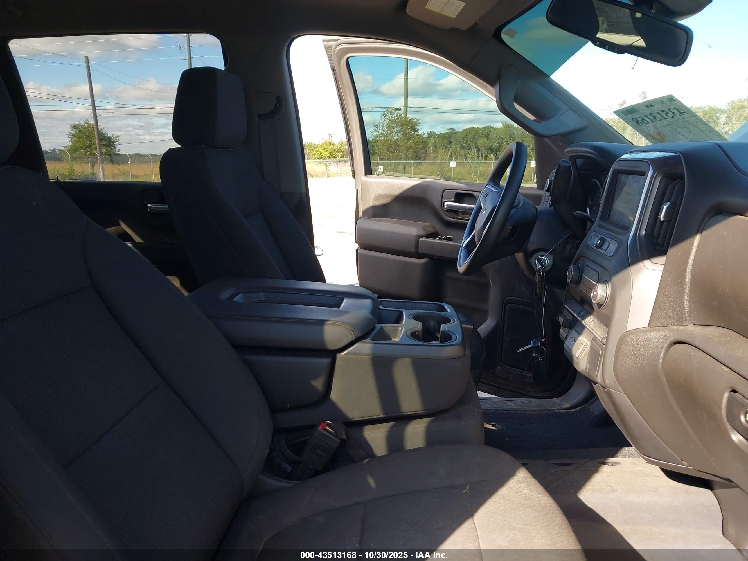 CHEVROLET SILVERADO image 5