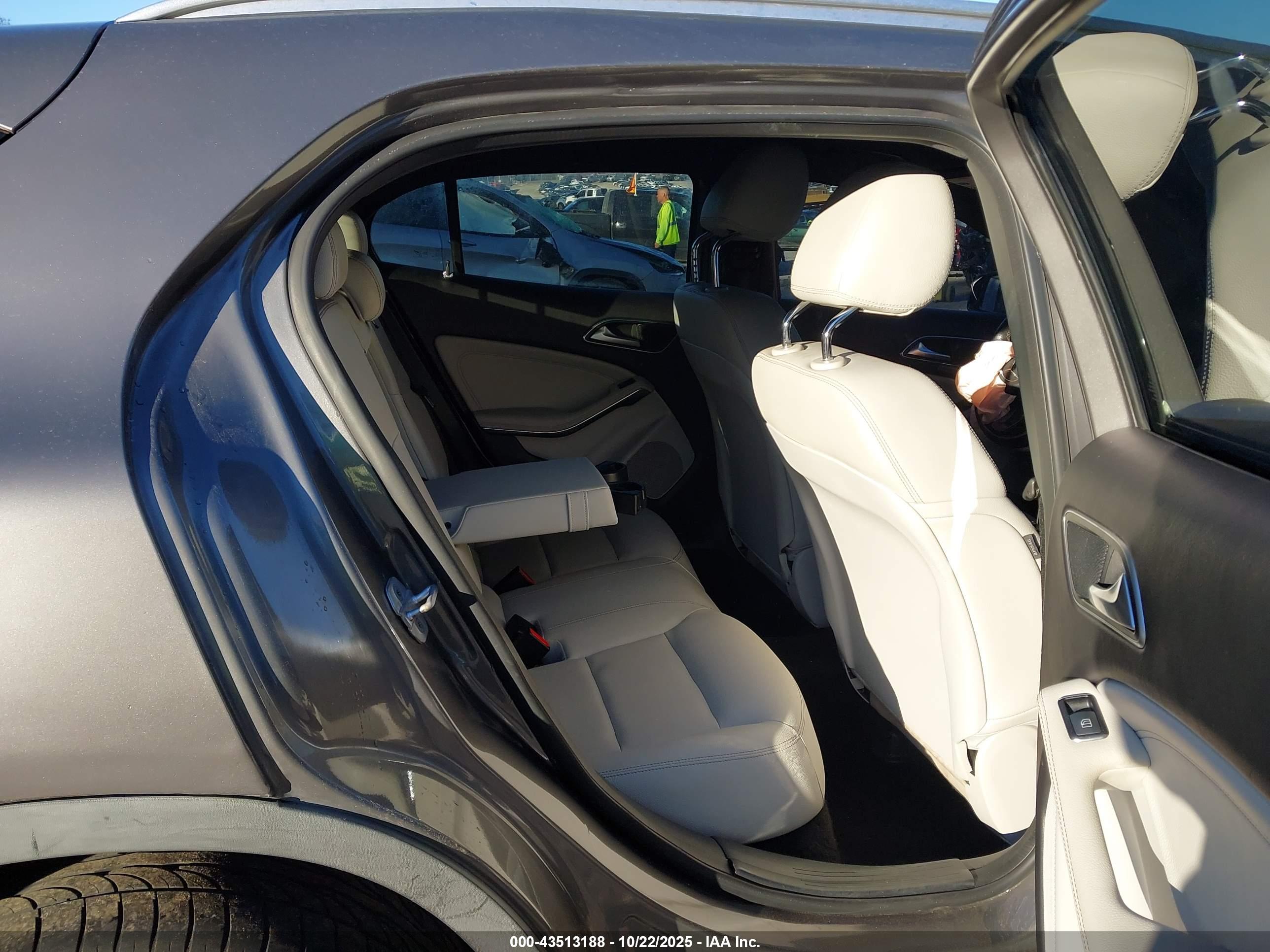 MERCEDES-BENZ GLA image 8