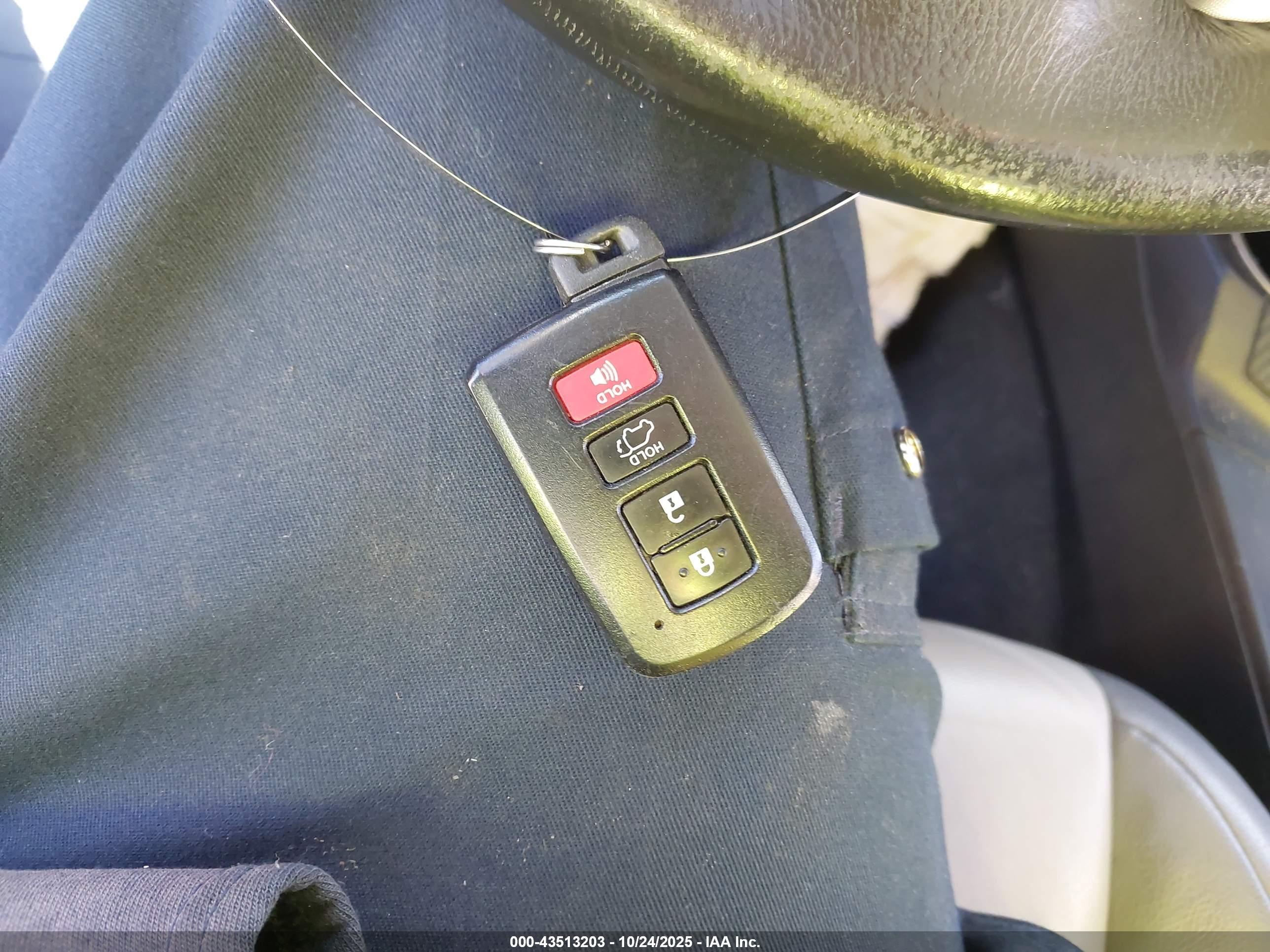 TOYOTA RAV4 image 11