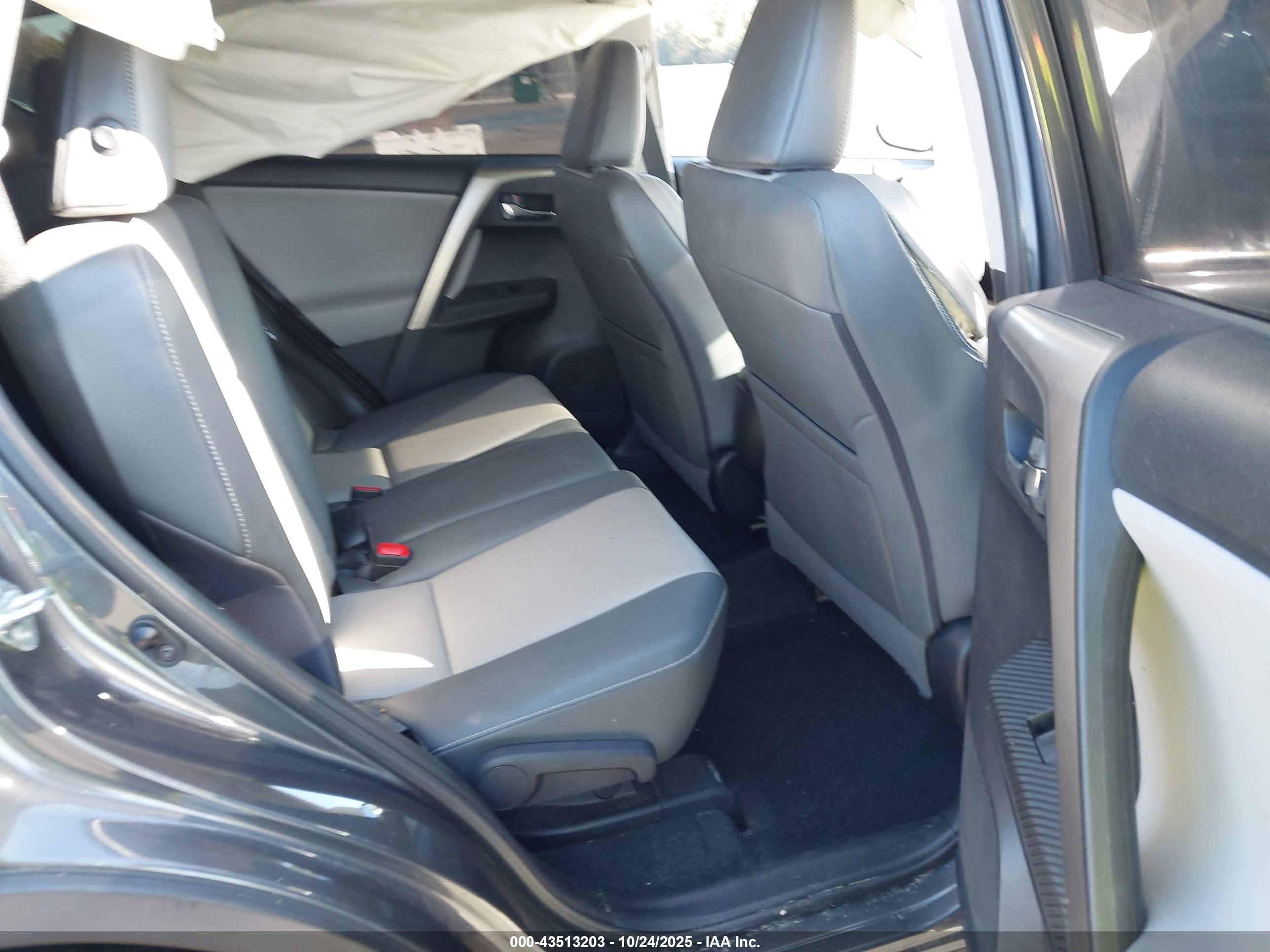 TOYOTA RAV4 image 8