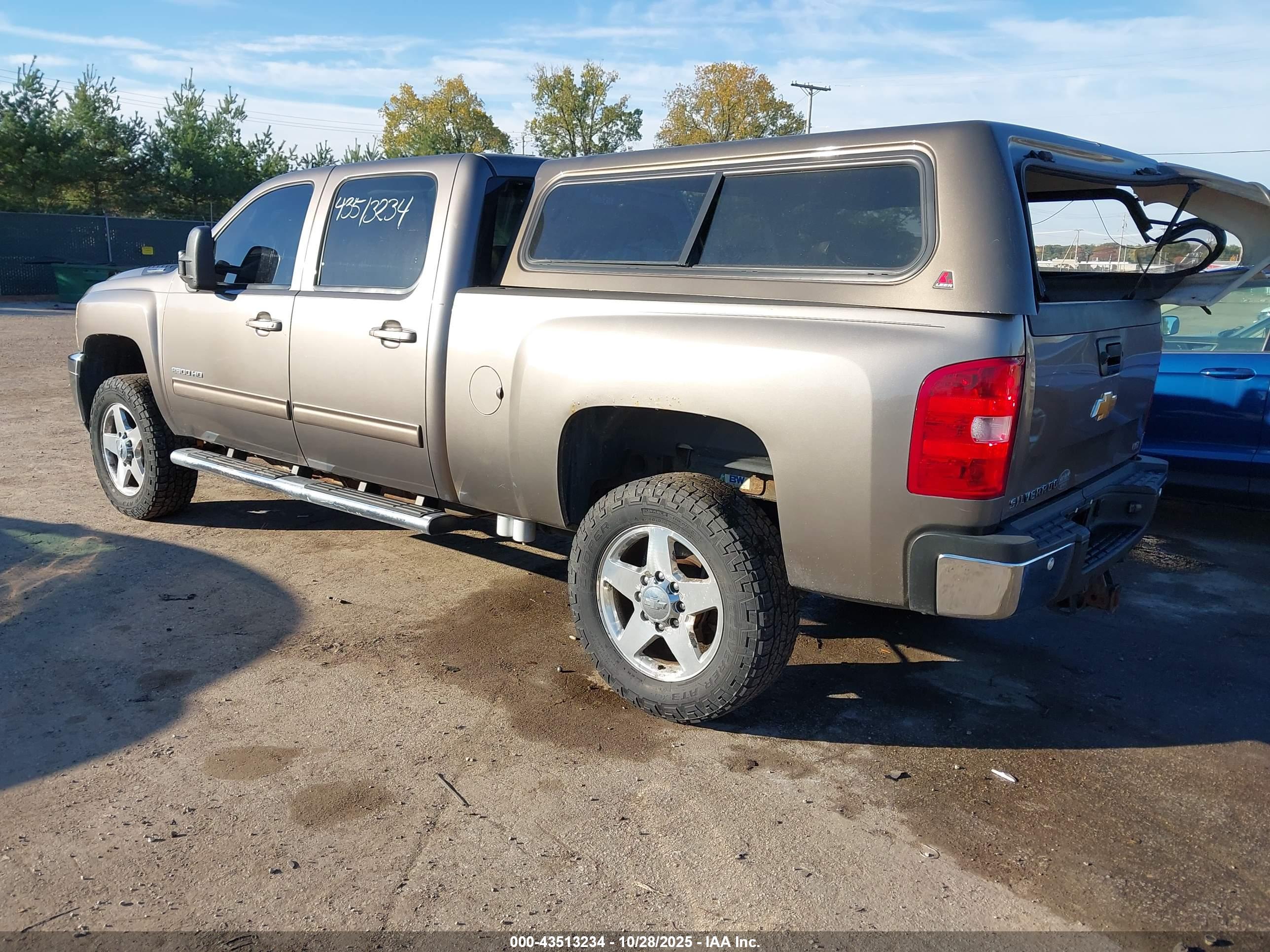 CHEVROLET SILVERADO image 3