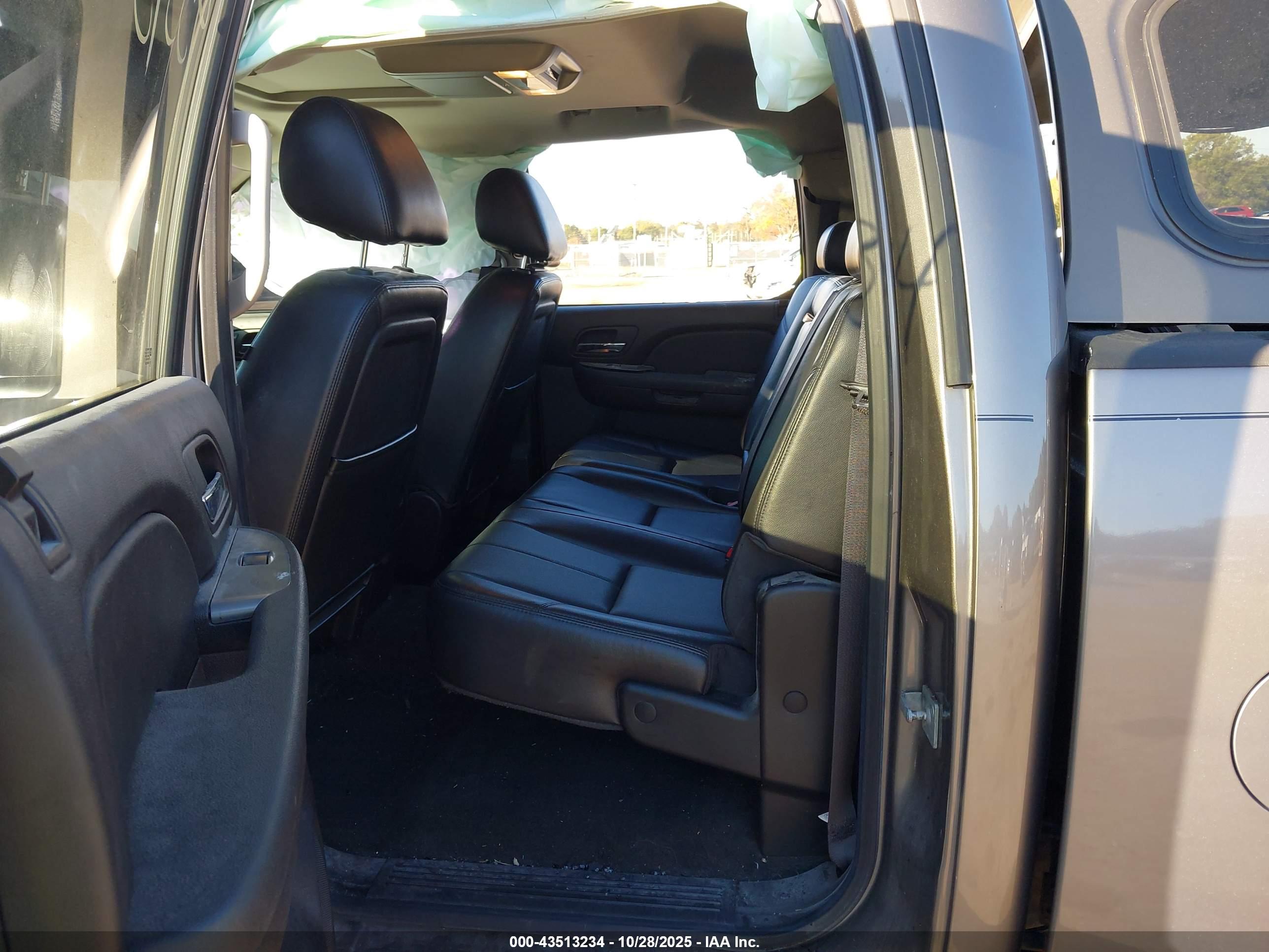 CHEVROLET SILVERADO image 8