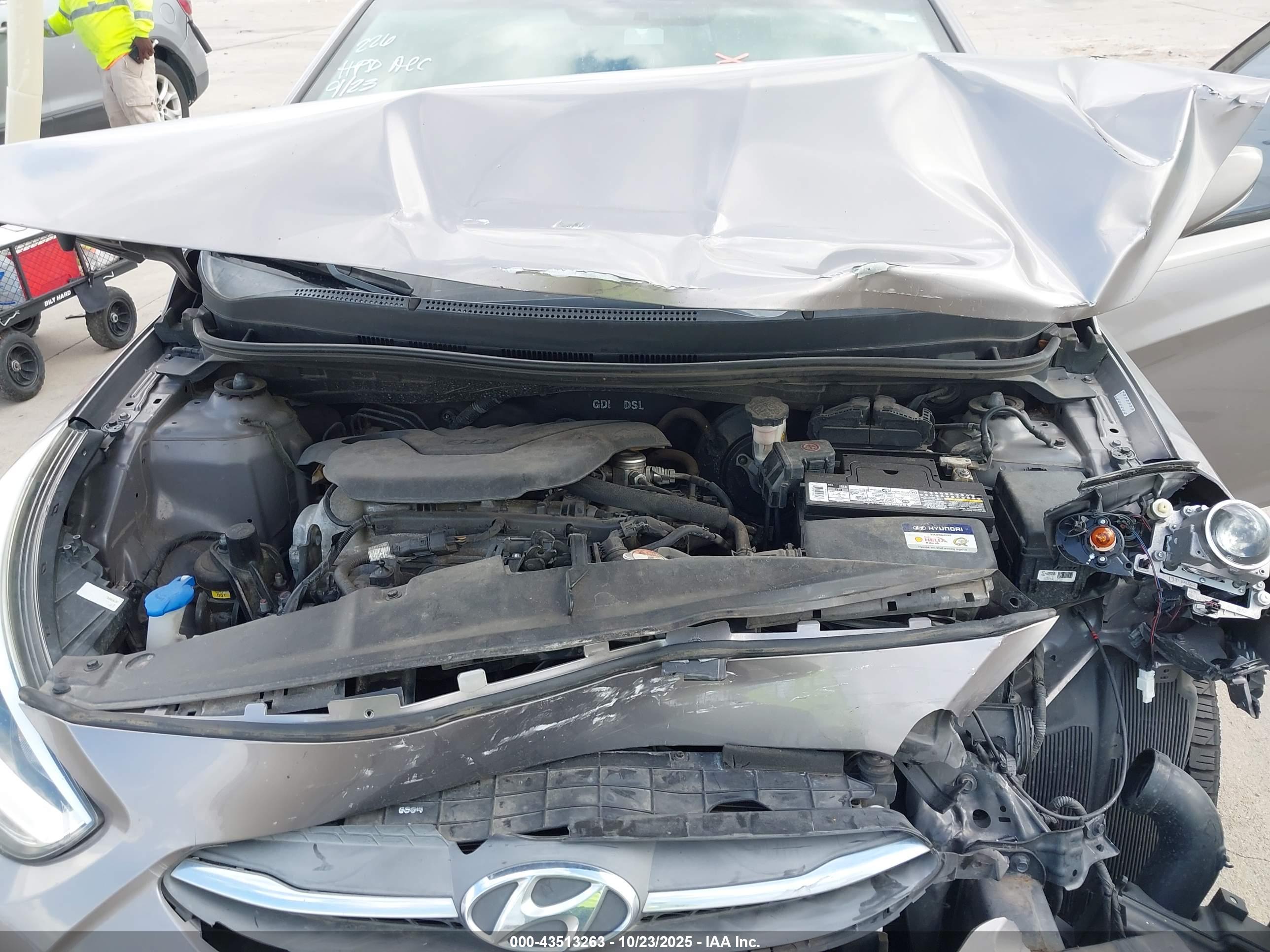 HYUNDAI ACCENT image 10