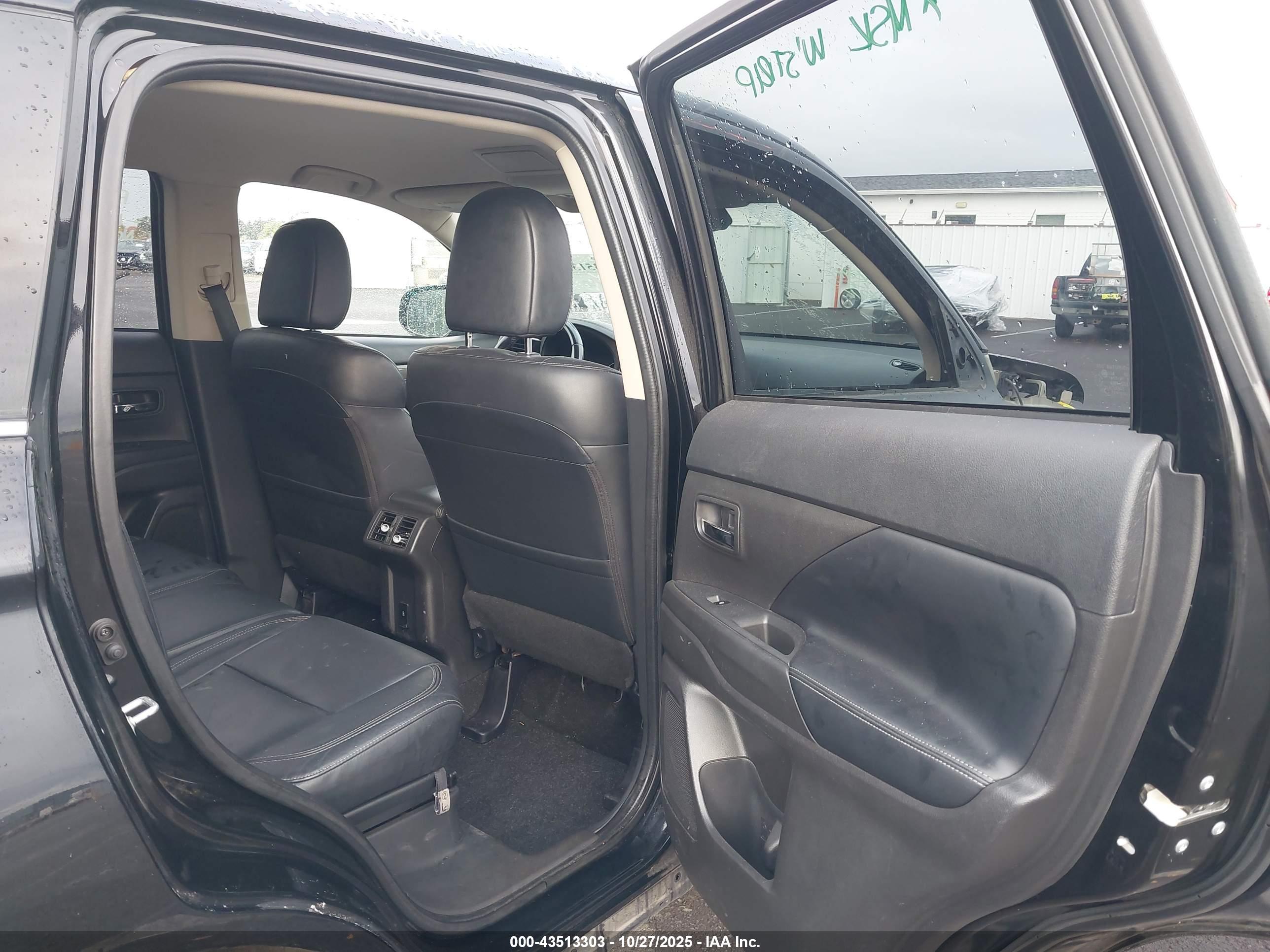 MITSUBISHI OUTLANDER image 8