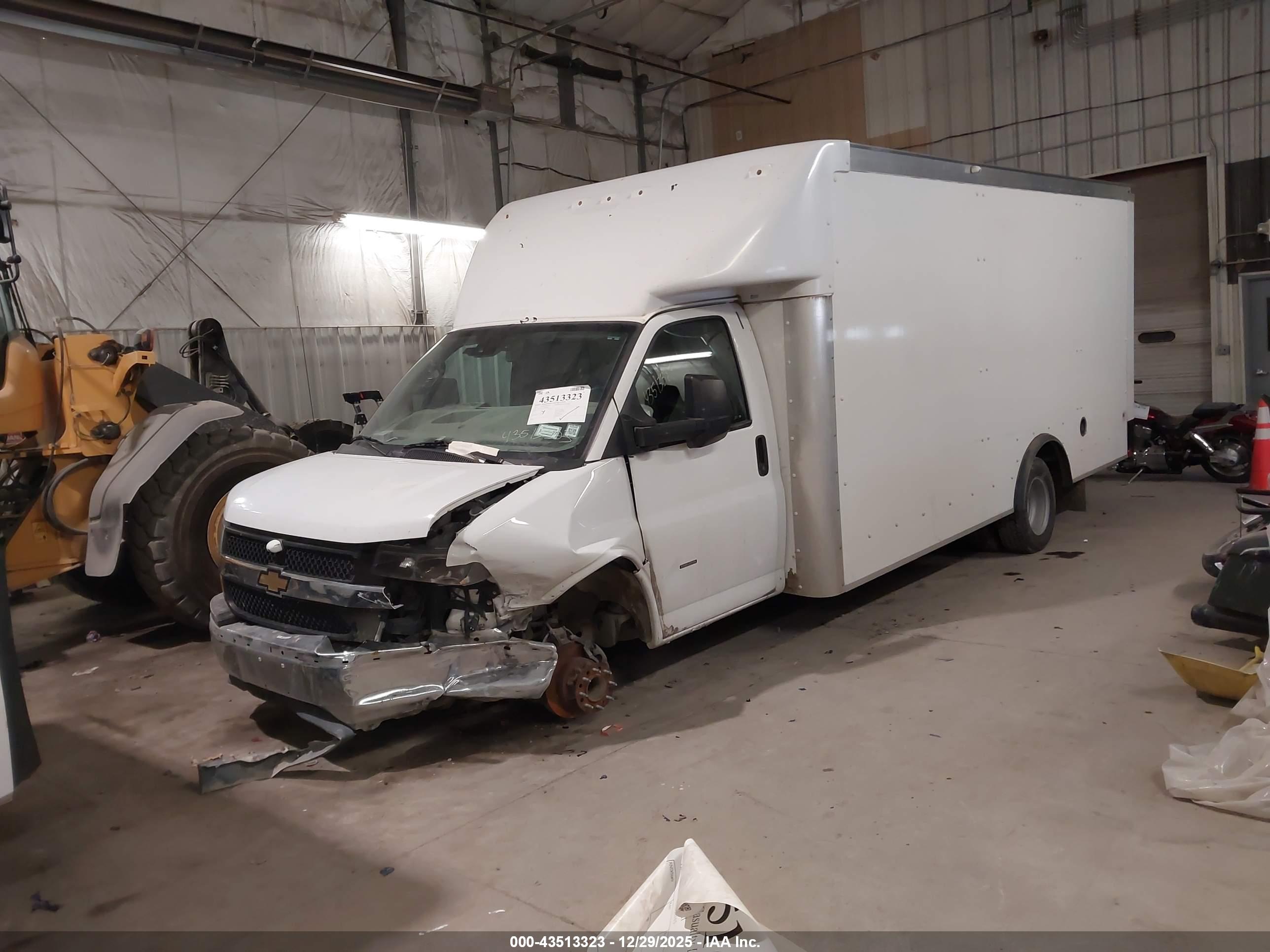 CHEVROLET EXPRESS image 2