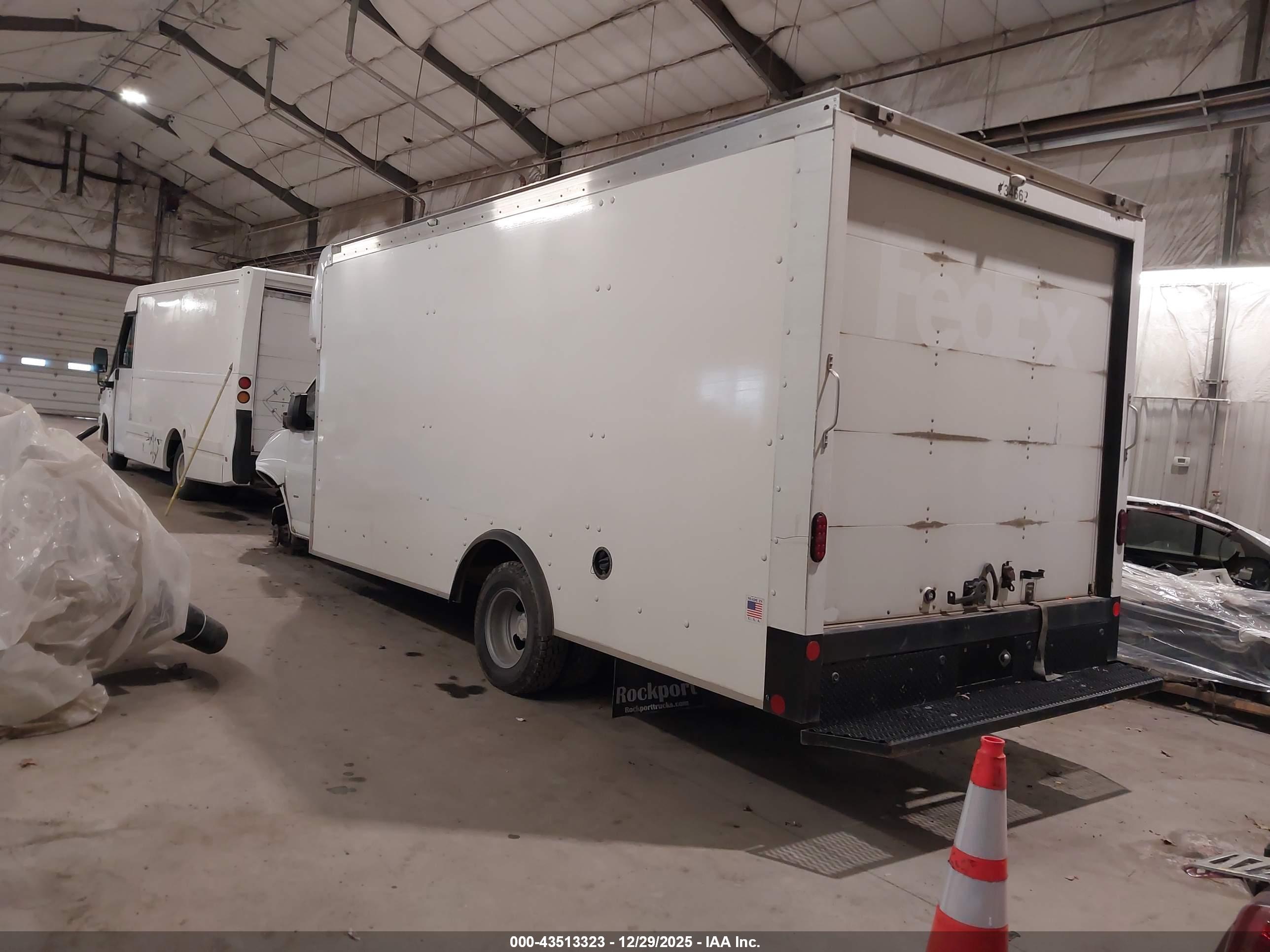 CHEVROLET EXPRESS image 3