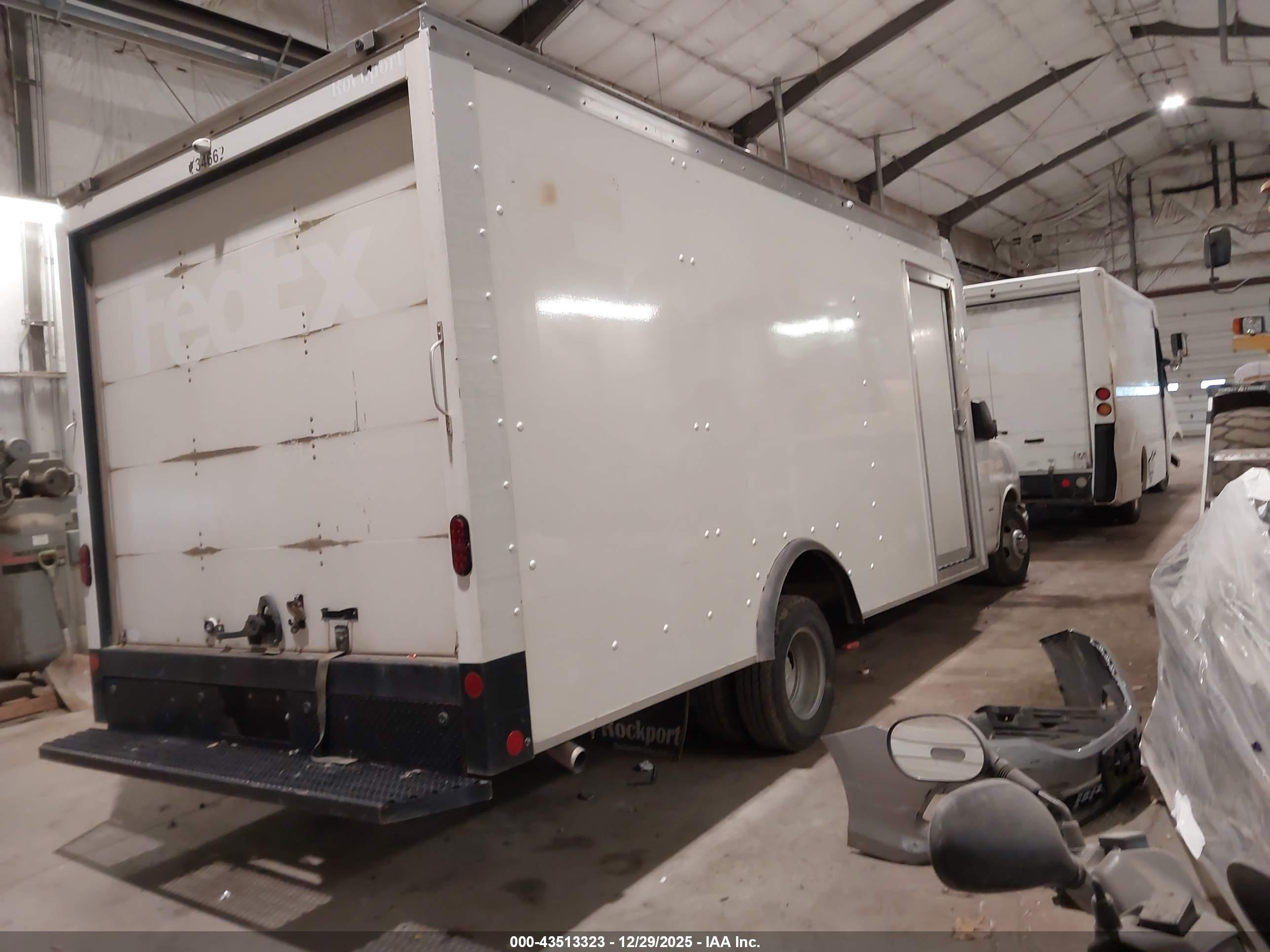 CHEVROLET EXPRESS image 4