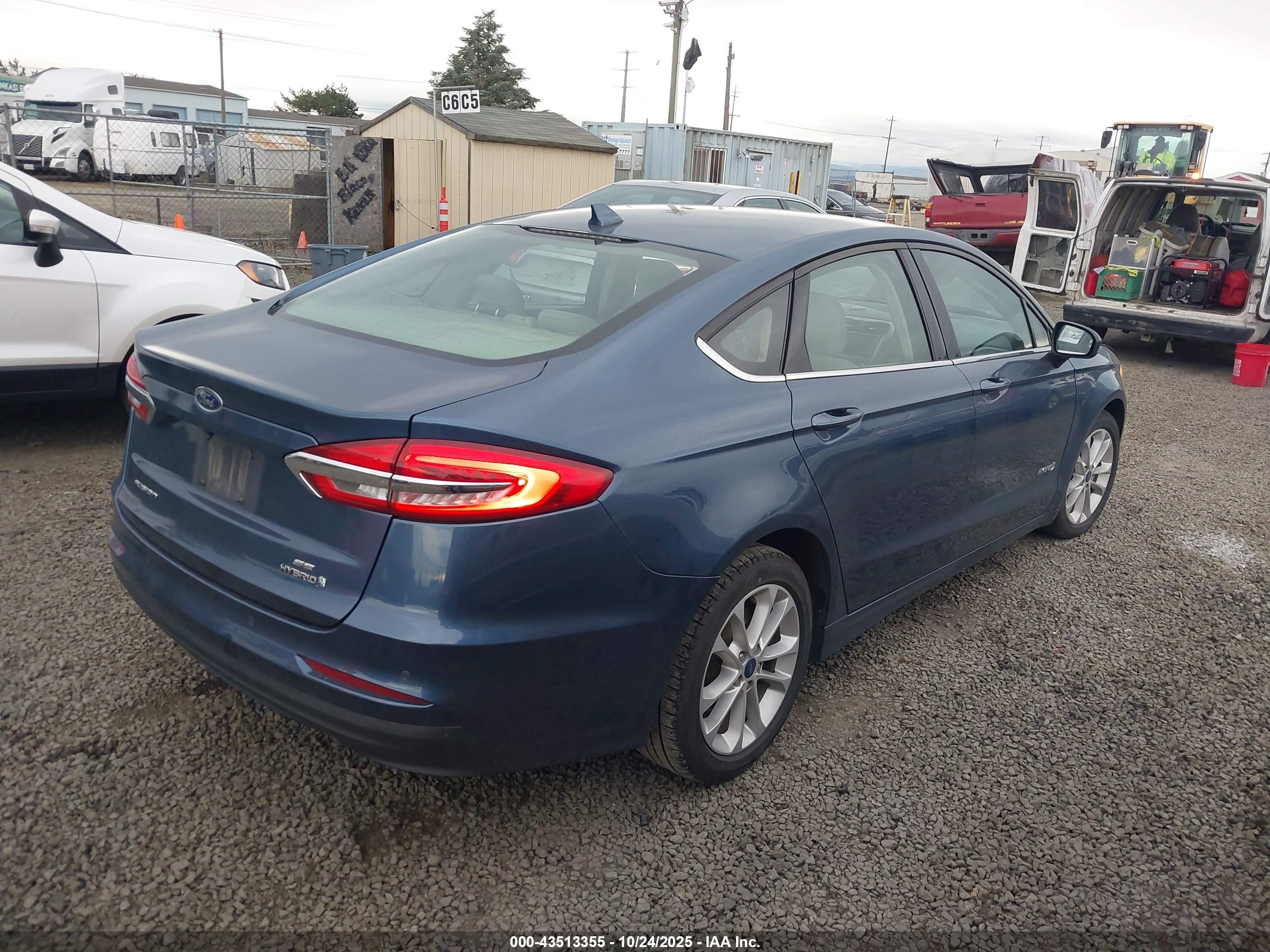 FORD FUSION image 4