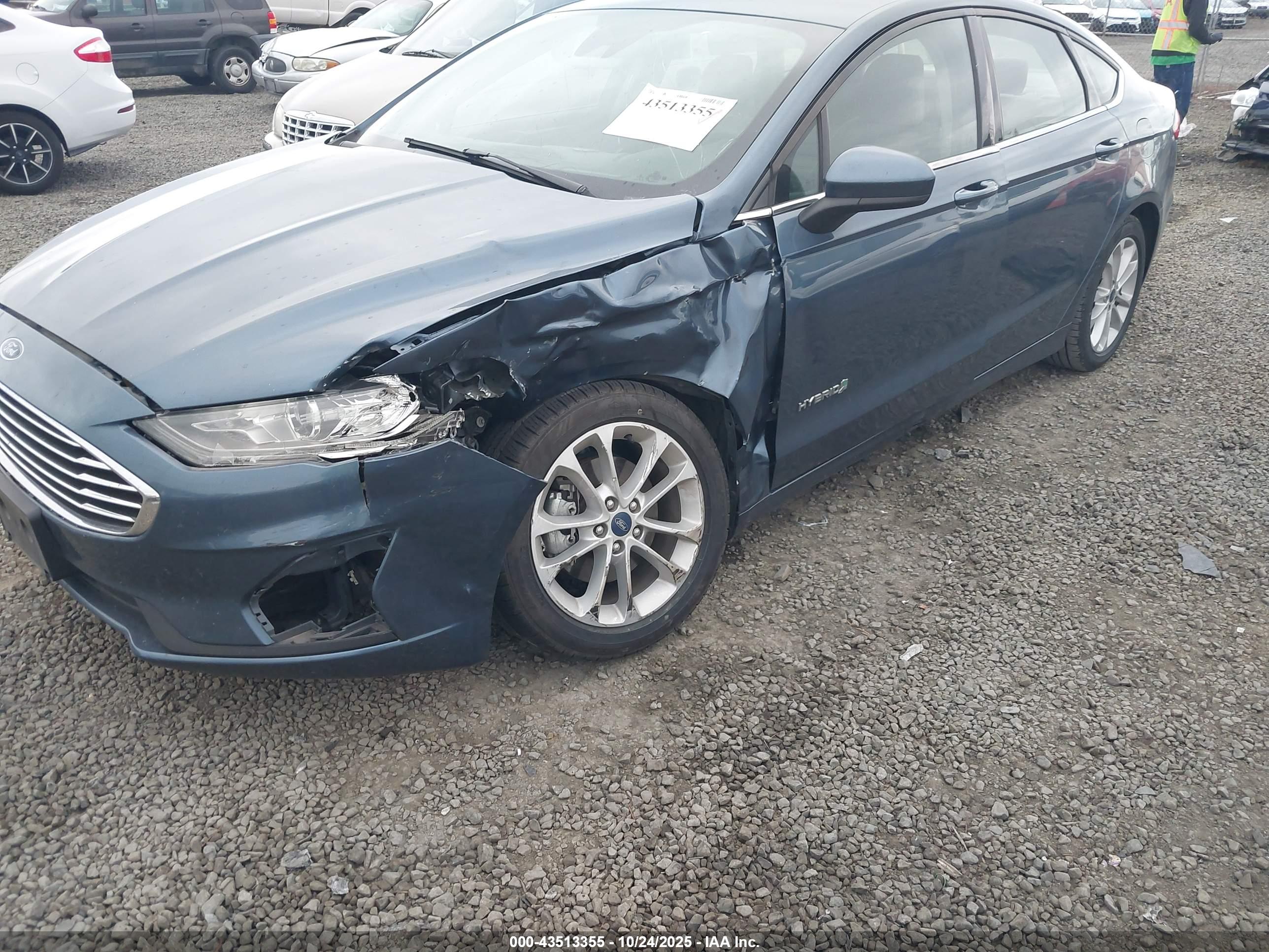 FORD FUSION image 6
